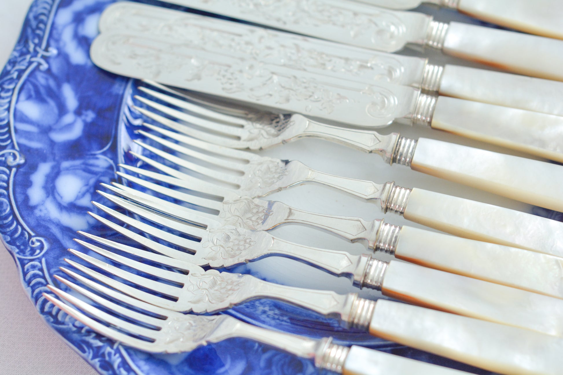 英国の人気メーカー、マッピン&ウェブの白蝶貝カトラリー。ティータイムにぴったりな丸刃のデザート(フルーツ)カトラリーです。豪華な彫刻が施されたカトラリーで、ハンドルも白蝶貝がたっぷり使われています。ハンドルは丸みがあるものが多いですが、こちらは角があるタイプでおしゃれです。白蝶貝の輝きもお楽しみいただけます。