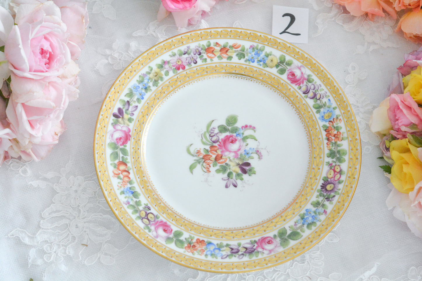 こちらのプレート達はドレスデンの工房で作られてはいますが、カール・ティーメ工房の作品ではありません。特に美しいので特集コーナーに入れさせていただきました。ハンドペイントで描かれた美しい花々に金彩の葉っぱの模様のような縁取りが豪華なお品。金盛りのドットがより花を添えています。キャビネットプレートとしても実際にお使いいただいても素敵なお品です。バックスタンプは1883年〜1893年頃に使われていた王冠マークで、いくつかの工房が集まって使用していました。バックスタンの上には金彩でお花が描かれています。