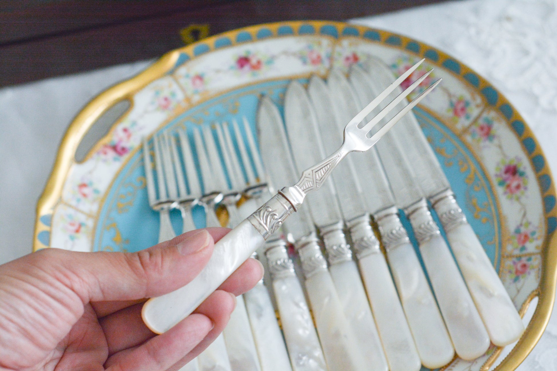 美しい木箱に入った白蝶貝ハンドルのデザートカトラリーセット。ディーラーさんから届いて開けてみると、当時の手紙が中に入っていてびっくりしました。結婚したお嬢様に宛てたお手紙です。大切なお嬢様の幸せを願ってご両親はこのカトラリーを贈られたのでしょう。持ち主は、大切に保管してもしかしたら未使用かもしれません。白蝶貝はマザーオブパールの名前の通り、真珠を生成する母貝です。子宝・子孫繁栄の象徴として、安産や子育てのお守りを願って白蝶貝ハンドルのカトラリーを結婚お祝いに贈ることが多かったのです。