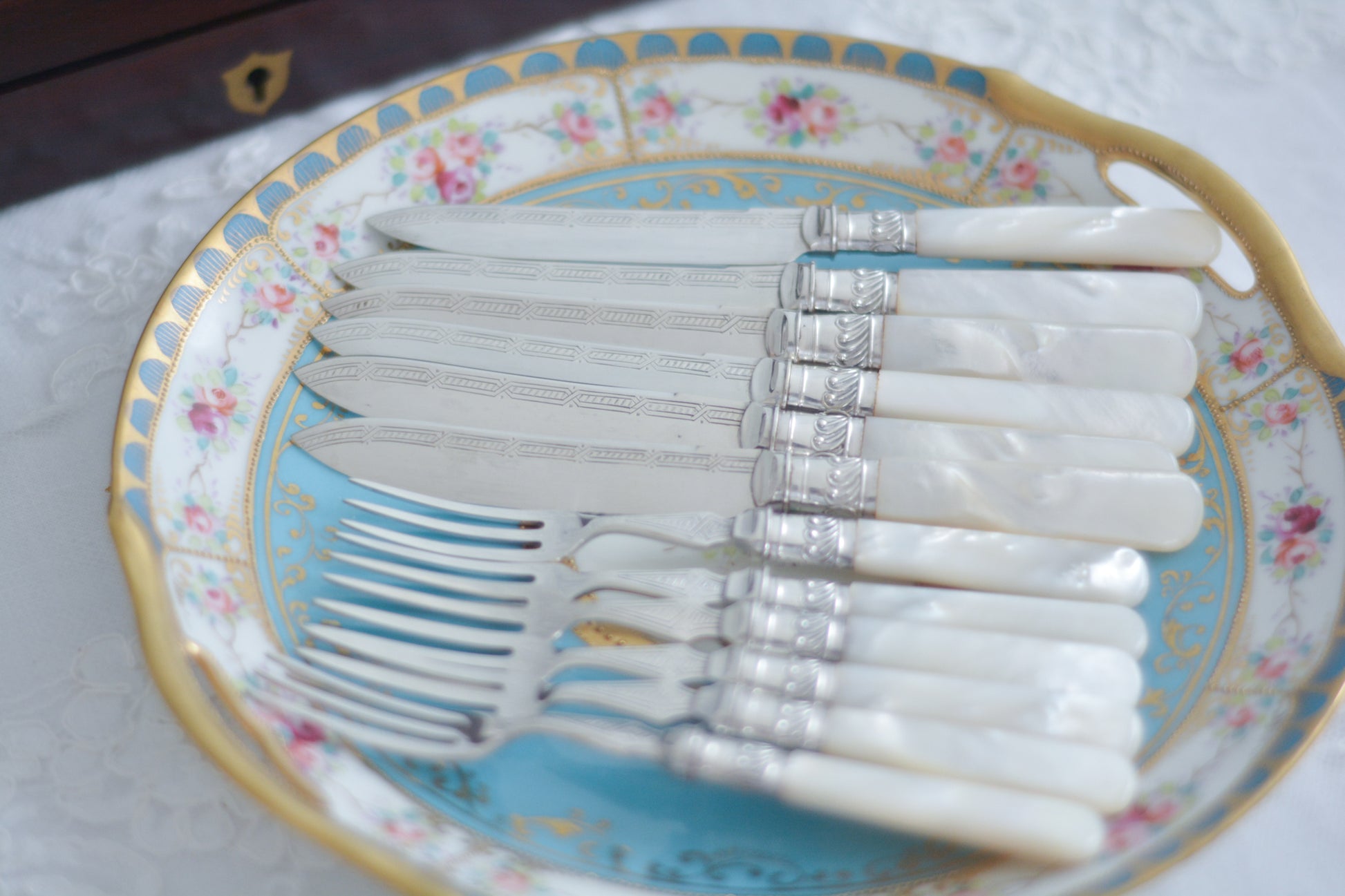 美しい木箱に入った白蝶貝ハンドルのデザートカトラリーセット。ディーラーさんから届いて開けてみると、当時の手紙が中に入っていてびっくりしました。結婚したお嬢様に宛てたお手紙です。大切なお嬢様の幸せを願ってご両親はこのカトラリーを贈られたのでしょう。持ち主は、大切に保管してもしかしたら未使用かもしれません。白蝶貝はマザーオブパールの名前の通り、真珠を生成する母貝です。子宝・子孫繁栄の象徴として、安産や子育てのお守りを願って白蝶貝ハンドルのカトラリーを結婚お祝いに贈ることが多かったのです。