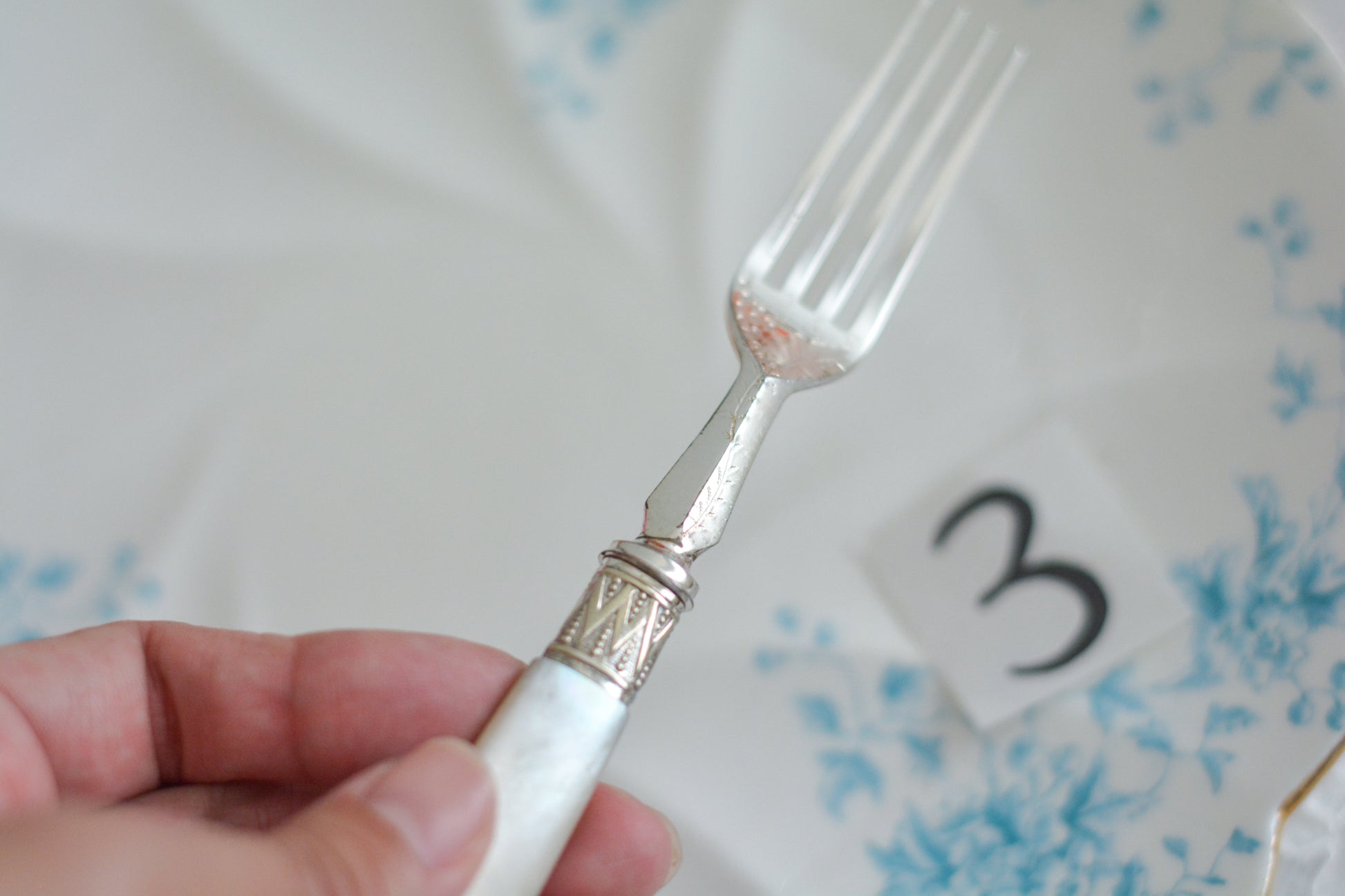 白蝶貝ハンドルと人気の丸刃のカトラリー。こちらは白蝶貝にも手彫りで模様が彫られています。シルバープレートのブレードに少しスレが見られます(状態を考慮した価格になっております)が、白蝶貝の優しい輝きと繊細な模様がとても美しいお品です。こちらは1組(フォークとナイフ2本セット)からご購入いただけます。①〜③からお選びください。