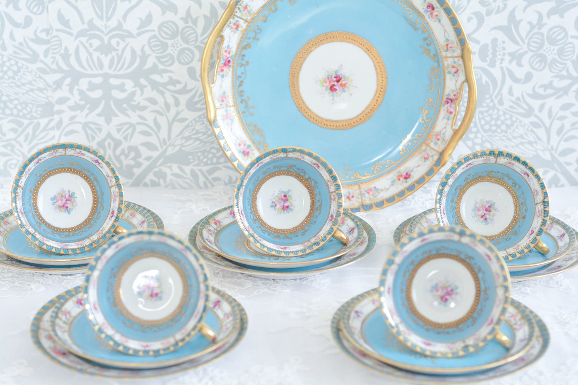 L&COという日本のメーカーのアンティーク里帰り品です。美しいターコイズブルーに金盛りの金彩、ハンドペイントで描かれた可憐なバラが上品なお品。1800年代後半頃からノリタケをはじめ日本からたくさんのメーカーが英国やアメリカに陶磁器を輸出していました。L&COは英国の老舗デパートリバティで販売されていたと言われています。キラキラしたティーセットがデパートに並べられている風景は、当時の人々の目と心を楽しませていたことでしょう。オールドニッポンの美しいティーカップでティータイムをお楽しみください。