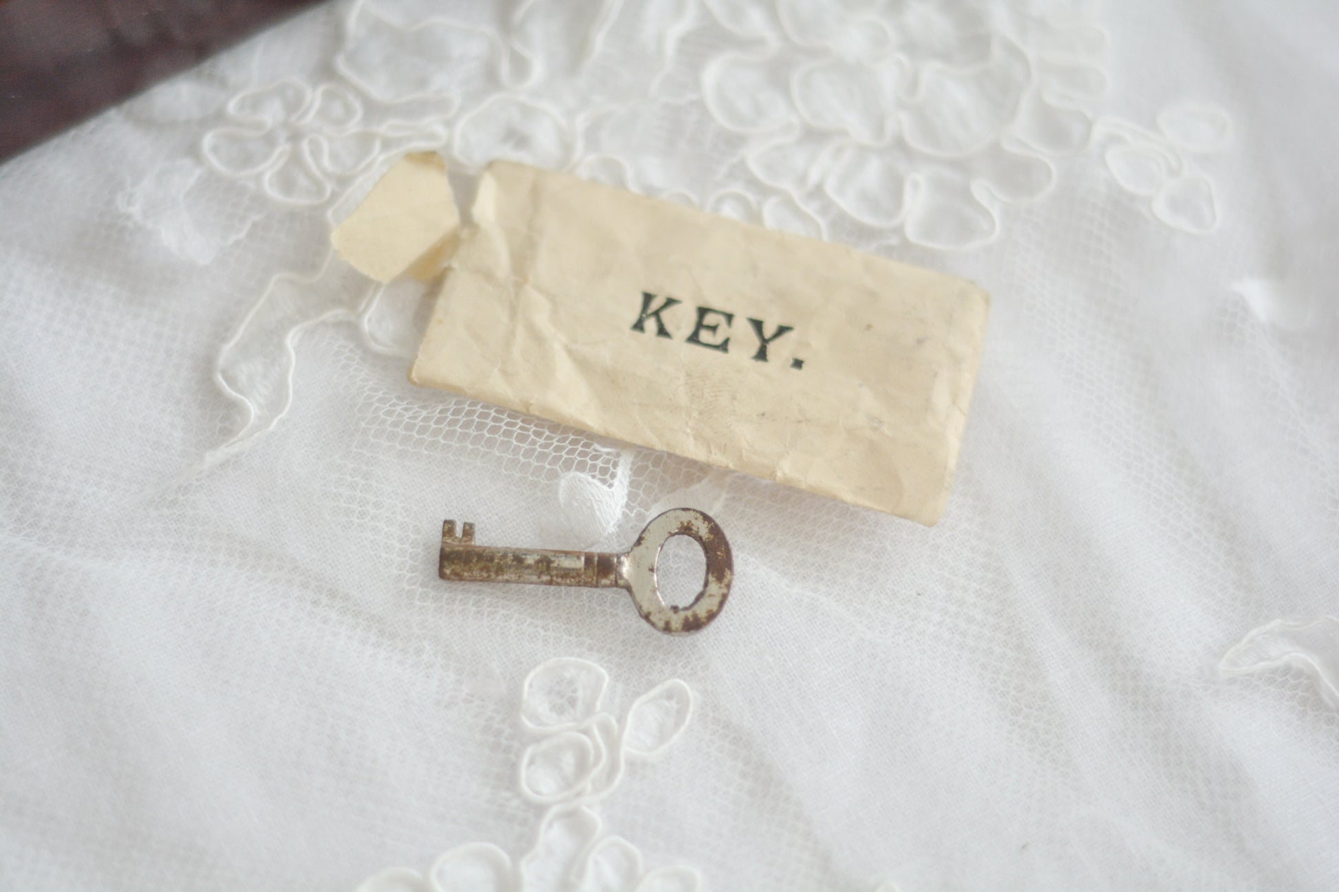 美しい木箱に入った白蝶貝ハンドルのデザートカトラリーセット。ディーラーさんから届いて開けてみると、当時の手紙が中に入っていてびっくりしました。結婚したお嬢様に宛てたお手紙です。大切なお嬢様の幸せを願ってご両親はこのカトラリーを贈られたのでしょう。持ち主は、大切に保管してもしかしたら未使用かもしれません。白蝶貝はマザーオブパールの名前の通り、真珠を生成する母貝です。子宝・子孫繁栄の象徴として、安産や子育てのお守りを願って白蝶貝ハンドルのカトラリーを結婚お祝いに贈ることが多かったのです。