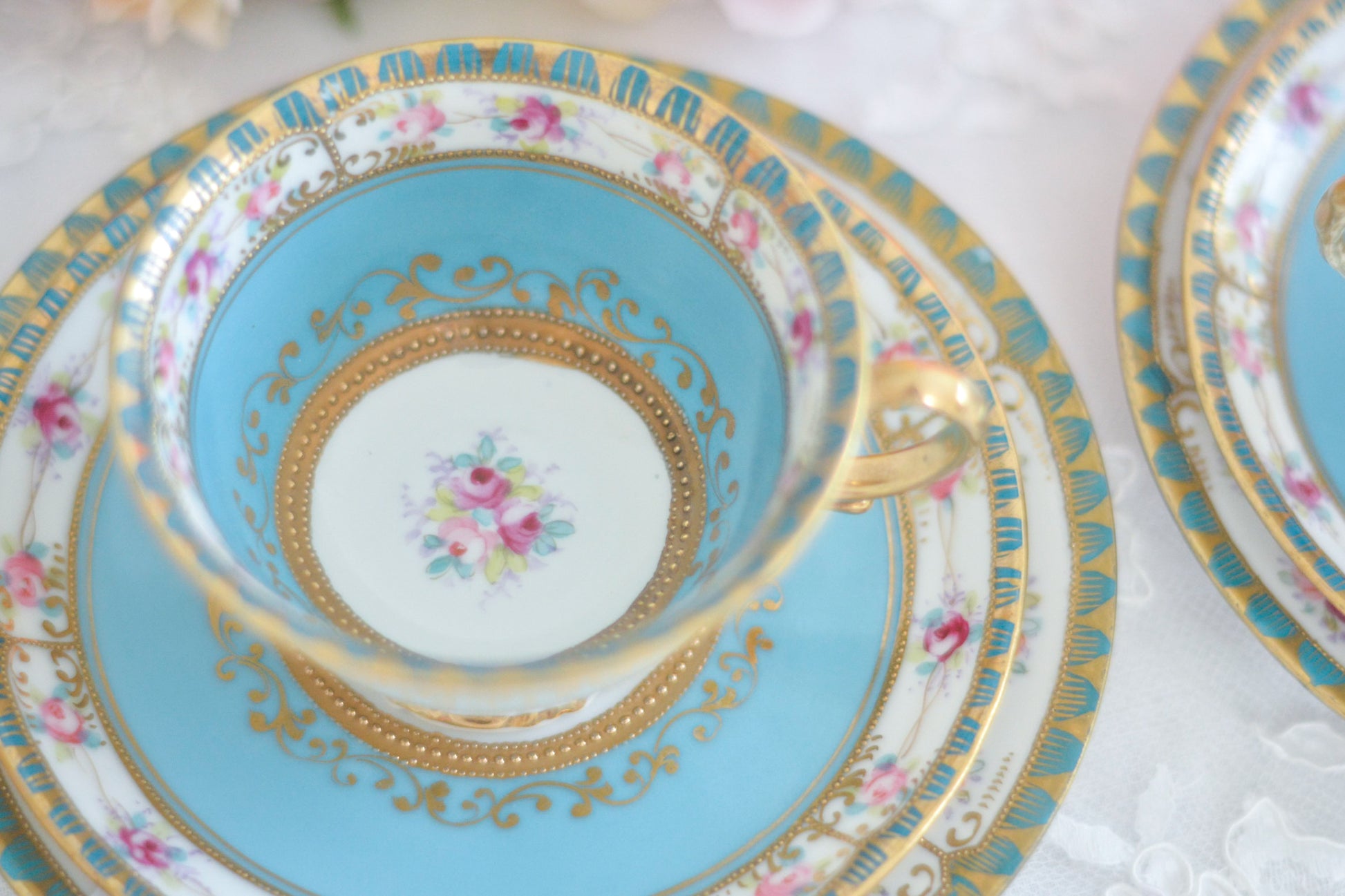 L&COという日本のメーカーのアンティーク里帰り品です。美しいターコイズブルーに金盛りの金彩、ハンドペイントで描かれた可憐なバラが上品なお品。1800年代後半頃からノリタケをはじめ日本からたくさんのメーカーが英国やアメリカに陶磁器を輸出していました。L&COは英国の老舗デパートリバティで販売されていたと言われています。キラキラしたティーセットがデパートに並べられている風景は、当時の人々の目と心を楽しませていたことでしょう。オールドニッポンの美しいティーカップでティータイムをお楽しみください。