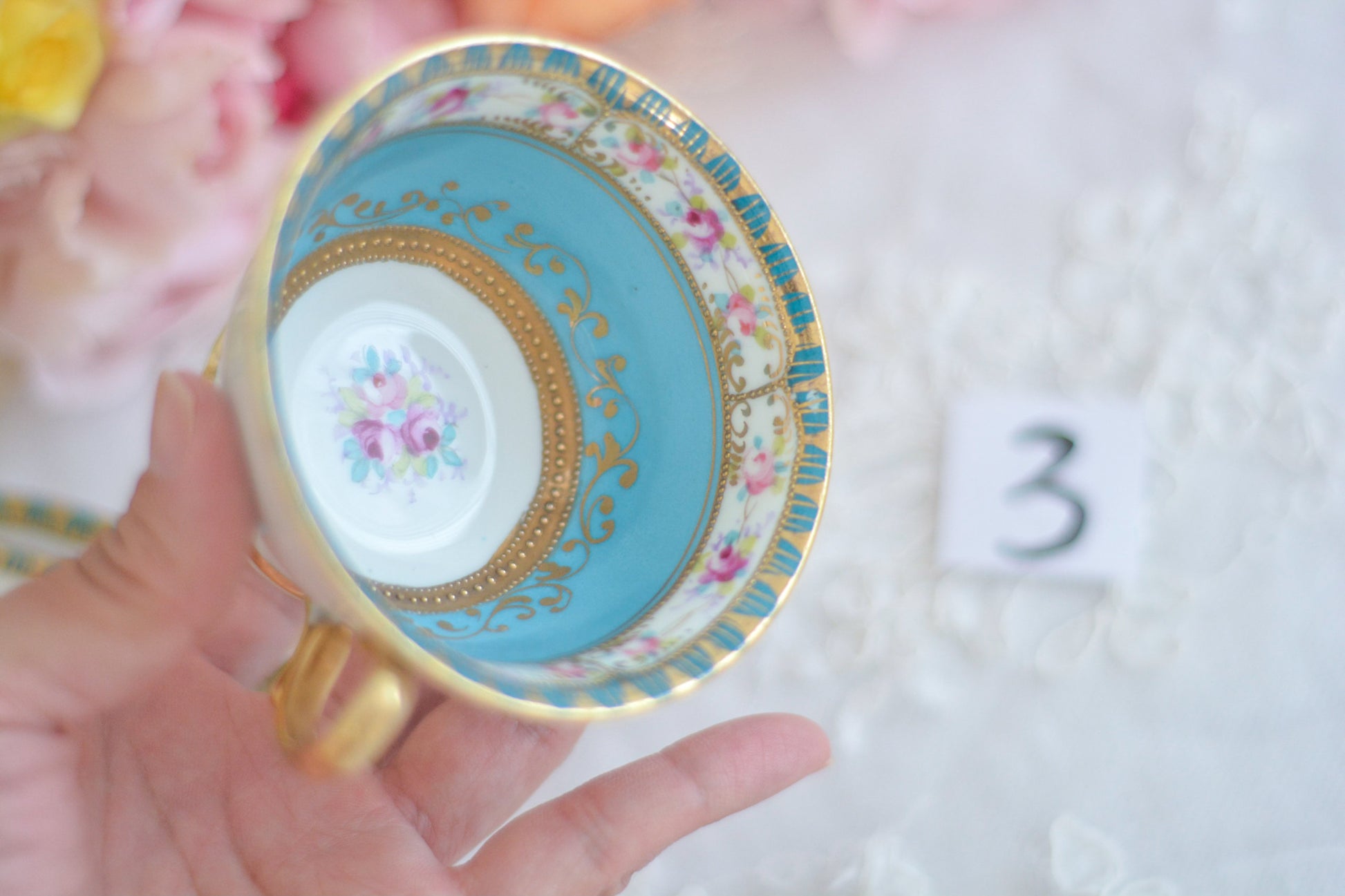 L&COという日本のメーカーのアンティーク里帰り品です。美しいターコイズブルーに金盛りの金彩、ハンドペイントで描かれた可憐なバラが上品なお品。1800年代後半頃からノリタケをはじめ日本からたくさんのメーカーが英国やアメリカに陶磁器を輸出していました。L&COは英国の老舗デパートリバティで販売されていたと言われています。キラキラしたティーセットがデパートに並べられている風景は、当時の人々の目と心を楽しませていたことでしょう。オールドニッポンの美しいティーカップでティータイムをお楽しみください。