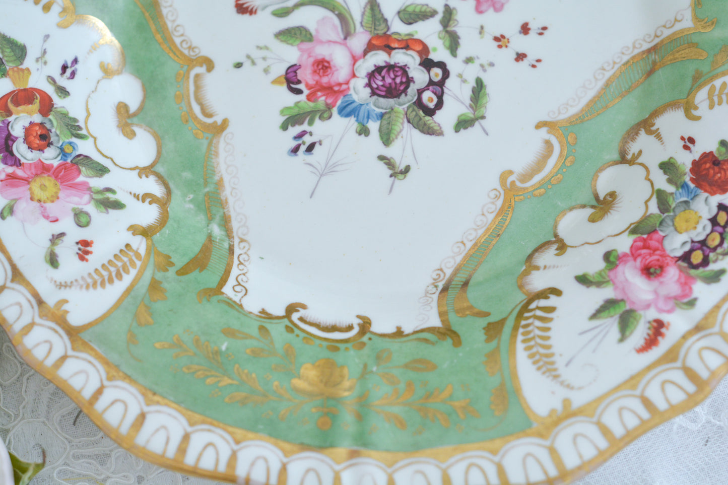 オールドイングリッシュハンドルが凛々しいトゥルートリオ。アップルグリーンの爽やかな色合いにハンドペイントで描かれた美しい花々が映えます。トゥルートリオは、ティーカップ、コーヒーカップ、ソーサーのセットでヴィクトリア時代の初期頃まではトリオといえばこちらが主流でした。今ではとても貴重になっています。紅茶もコーヒーも楽しめるのがいいですね。トゥルートリオとデザートプレートのセットです。