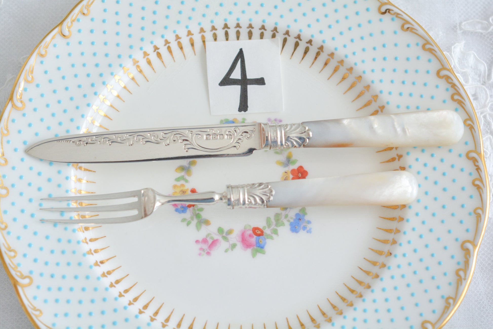 美しい純銀と白蝶貝ハンドルのデザートカトラリー。上品なデザインで純銀のブレードはキラキラと輝き、白蝶貝ハンドルは優しく輝きます。純銀&白蝶貝ハンドルのカトラリーは、やはり特別感がありますね。ティータイムを特別な時間にしてくれるカトラリーです。大きすぎないサイズ感も女性に嬉しいですね。素敵な時間をどうぞお楽しみください。