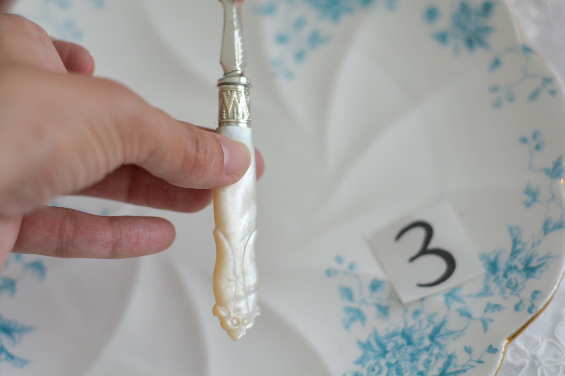 白蝶貝ハンドルと人気の丸刃のカトラリー。こちらは白蝶貝にも手彫りで模様が彫られています。シルバープレートのブレードに少しスレが見られます(状態を考慮した価格になっております)が、白蝶貝の優しい輝きと繊細な模様がとても美しいお品です。こちらは1組(フォークとナイフ2本セット)からご購入いただけます。①〜③からお選びください。