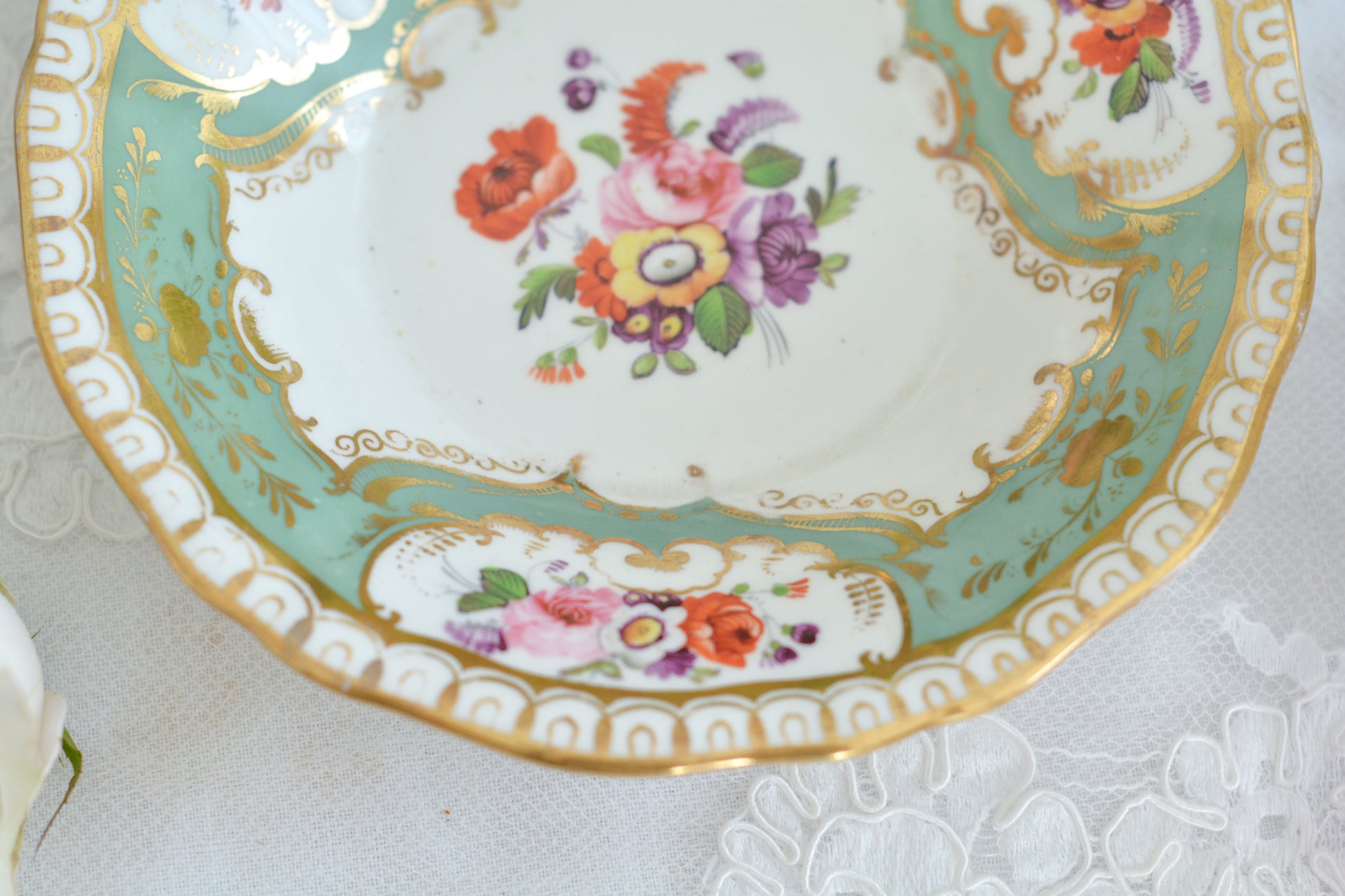 オールドイングリッシュハンドルが凛々しいトゥルートリオ。アップルグリーンの爽やかな色合いにハンドペイントで描かれた美しい花々が映えます。トゥルートリオは、ティーカップ、コーヒーカップ、ソーサーのセットでヴィクトリア時代の初期頃まではトリオといえばこちらが主流でした。今ではとても貴重になっています。紅茶もコーヒーも楽しめるのがいいですね。トゥルートリオとデザートプレートのセットです。