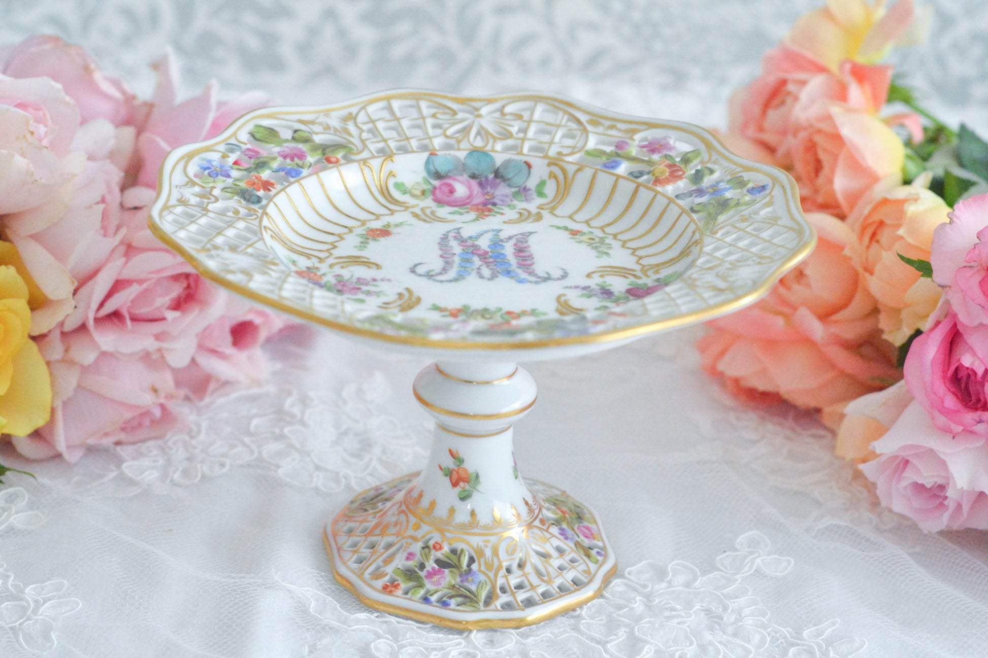 カール・ティーメ工房の花文字でマリーアントワネットの頭文字MとAが描かれた美しいコンポートです。透かし模様のお花や金彩もハンドペイントで丁寧に描かれています。豪華な雰囲気がマリーアントワネットの世界観にぴったりなお品です。ちょっと小ぶりなコンポートで、小さな焼き菓子やチョコレートなどを盛り付けても素敵ですね。マリーアントワネットのプレートも貴重ですが、コンポートはさらに見つけるのが困難なお品です。