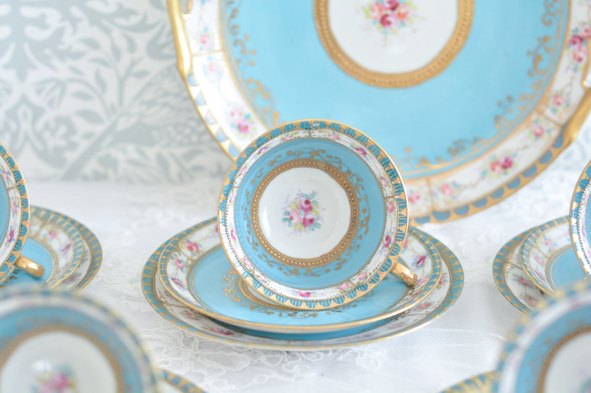 L&COという日本のメーカーのアンティーク里帰り品です。美しいターコイズブルーに金盛りの金彩、ハンドペイントで描かれた可憐なバラが上品なお品。1800年代後半頃からノリタケをはじめ日本からたくさんのメーカーが英国やアメリカに陶磁器を輸出していました。L&COは英国の老舗デパートリバティで販売されていたと言われています。キラキラしたティーセットがデパートに並べられている風景は、当時の人々の目と心を楽しませていたことでしょう。オールドニッポンの美しいティーカップでティータイムをお楽しみください。