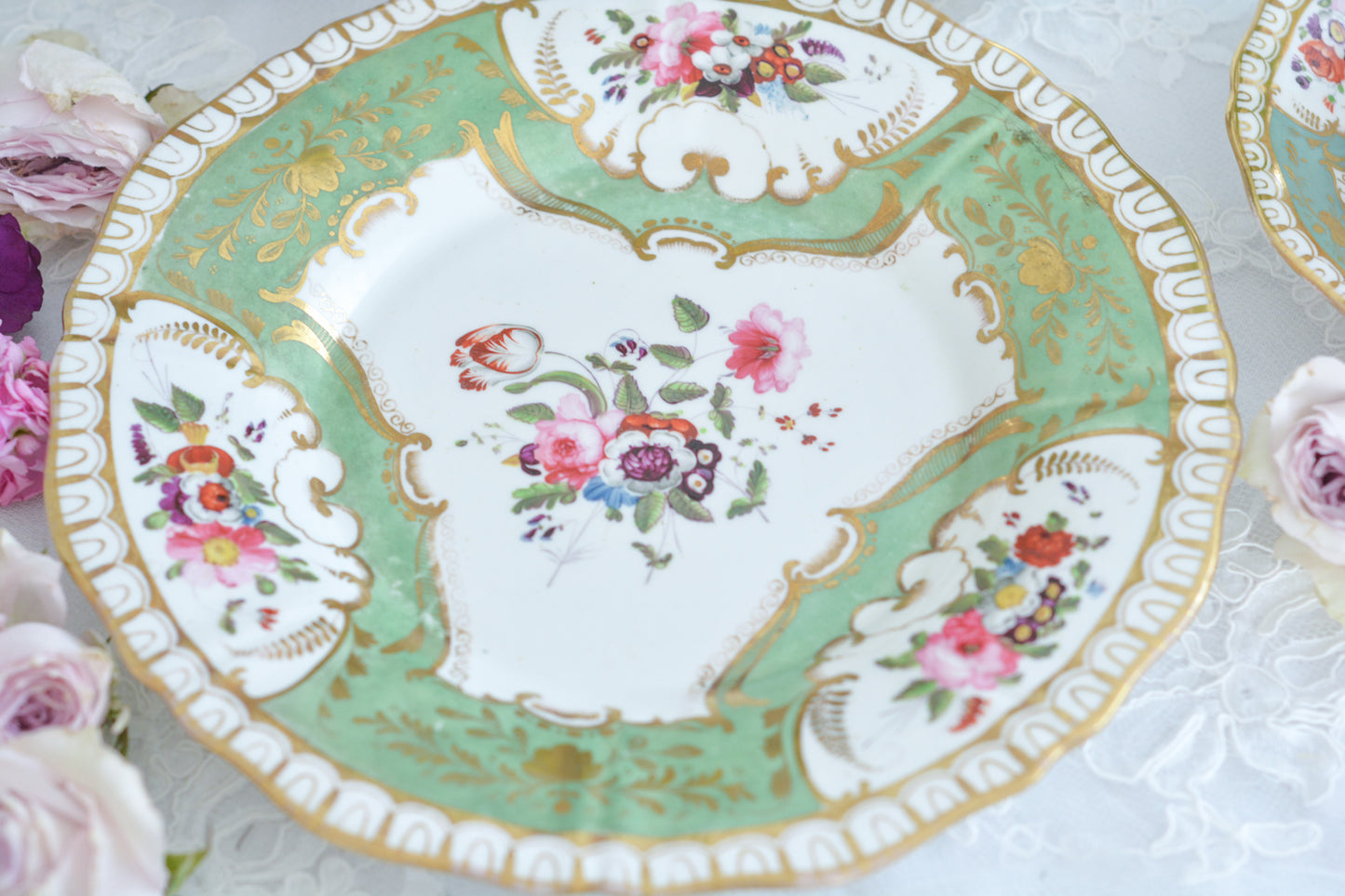 オールドイングリッシュハンドルが凛々しいトゥルートリオ。アップルグリーンの爽やかな色合いにハンドペイントで描かれた美しい花々が映えます。トゥルートリオは、ティーカップ、コーヒーカップ、ソーサーのセットでヴィクトリア時代の初期頃まではトリオといえばこちらが主流でした。今ではとても貴重になっています。紅茶もコーヒーも楽しめるのがいいですね。トゥルートリオとデザートプレートのセットです。