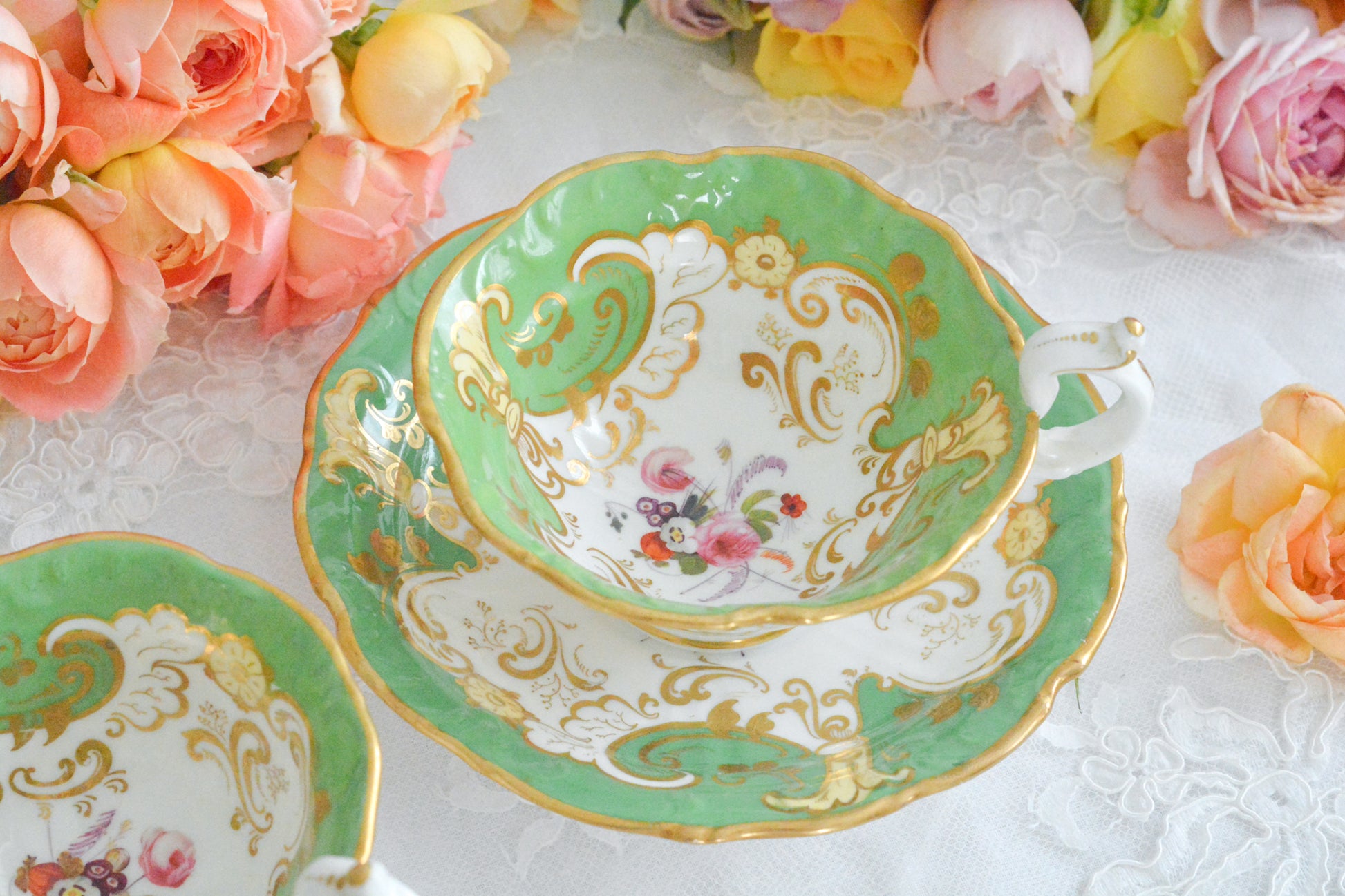 ダベンポートのロココリバイバルの優美なシェイプがとっても華やかで美しいトゥルートリオです。ダベンポート窯は1794年に創業し優れた磁器をたくさん製造していましたが、残念ながら1887年に廃業してしまいます。ハンドペイントの技術もとても優れていて美しい作品を残しています。トゥルートリオは、ティーカップ、コーヒーカップ、ソーサーのセットで、紅茶もコーヒーもどちらも楽しめるセットです。1800年代中頃まではトリオといえばこちらのtフルートリオが主流でした。ダベンポートらしい、美しい花々と優美なシェイプの心躍るカップです。