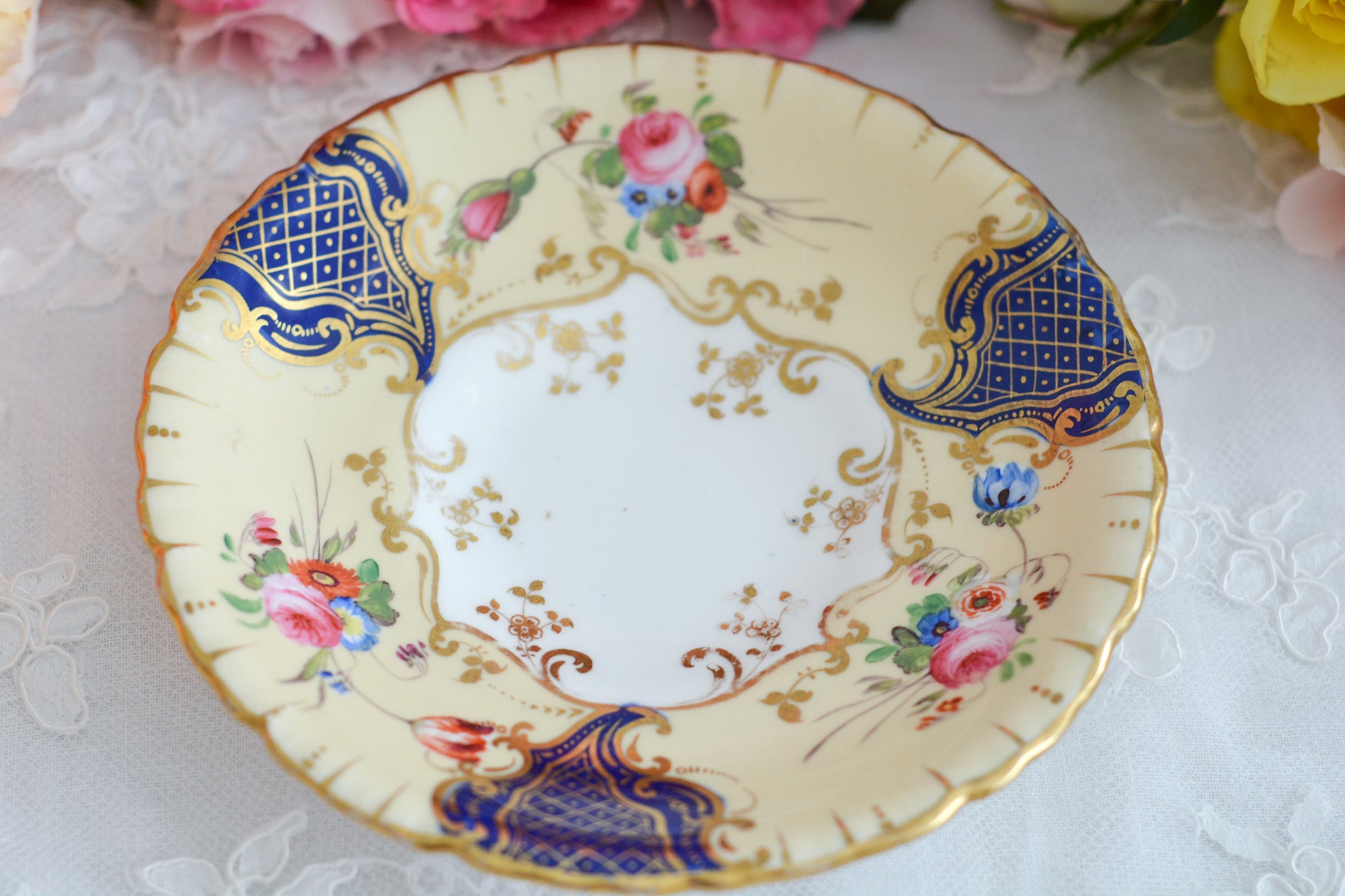 コープランドギャレットの1833年〜1847年頃に作られた貴重なカップ&ソーサーです。コープランド&ギャレット社は14年ほどしか稼働していなかったのですが、この時に作られたカップは優美で、長い時を経た現代においても人々を魅了しています。こちらのカップも優美なシェイプ、ハンドペイントで描かれた花々は上品で美しく見惚れてしまうほど。長い年月を経てやってきてくれた美しいカップをぜひご覧ください。