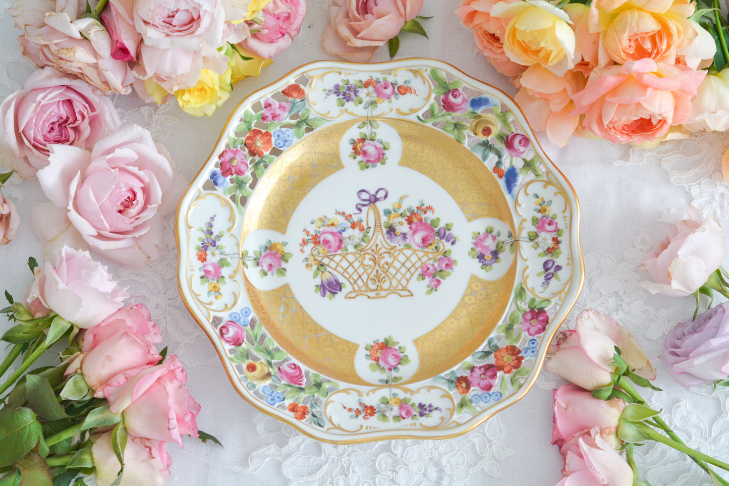 ドイツ、ドレスデンのカール・ティーメ工房の大変豪華で素晴らしいお品です。リボンと吊り下げられたバスケットにはたくさんのお花達が描かれています。カールティーメ工房は、ドレスデンのなかで唯一、白磁から自社生産しているメーカーで、素晴らしい作品をたくさん作っています。バックスタンプにはSPDresden(Saxonian Porcelain Factory Dresden)が刻ませています。少し金彩部分にスレはありますが、本当に素晴らしいお品です。