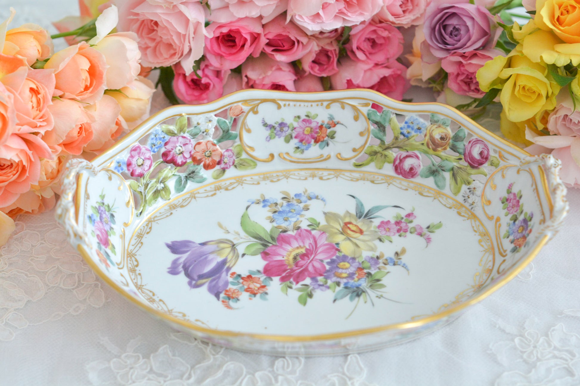 ドイツドレスデン、カール・ティーメ工房のバスケット。透かし模様にハンドペイントで花々が絵付けされていて大変豪華なお品です。持ち手もロープハンドルで凝った作りなのがさすがカール・ティーメ。ドレスデンの磁器は通常、素磁は仕入れて絵付のみを行っていますが、カール・ティーメ工房だけは素磁も自社で製造しています。ハンドペイントの技術も素晴らしく、とにかく美しい。こちらのバスケットも上から見ても横から見ても華やかで美しいバスケットとなっております。