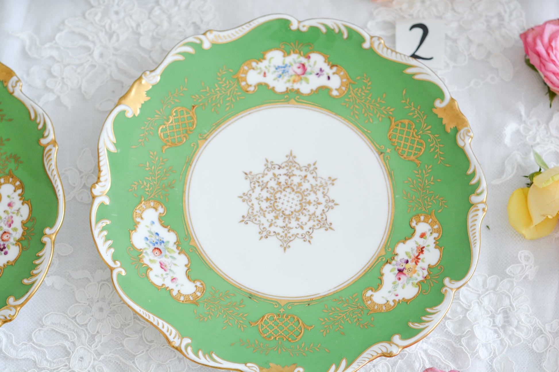 コールポートのアップルグリーンの美しいプレート。手描きで描かれた上品なお花に、金盛りの金彩が大変豪華です。デザートにはもちろん、サービング用としても活躍してくれそうです。こちらは2枚在庫がございます。ハンドペイントのため、描かれているお花も1点1点異なります。①〜②からお選びください。