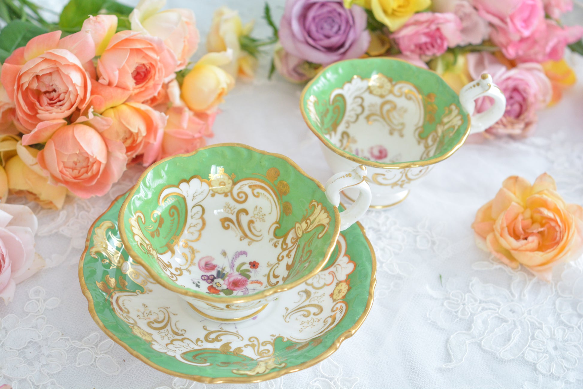 ダベンポートのロココリバイバルの優美なシェイプがとっても華やかで美しいトゥルートリオです。ダベンポート窯は1794年に創業し優れた磁器をたくさん製造していましたが、残念ながら1887年に廃業してしまいます。ハンドペイントの技術もとても優れていて美しい作品を残しています。トゥルートリオは、ティーカップ、コーヒーカップ、ソーサーのセットで、紅茶もコーヒーもどちらも楽しめるセットです。1800年代中頃まではトリオといえばこちらのtフルートリオが主流でした。ダベンポートらしい、美しい花々と優美なシェイプの心躍るカップです。