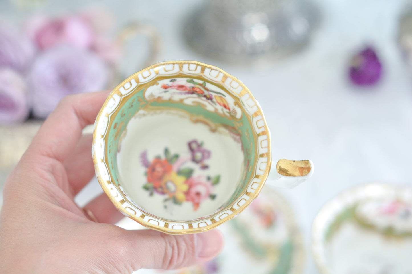 オールドイングリッシュハンドルが凛々しいトゥルートリオ。アップルグリーンの爽やかな色合いにハンドペイントで描かれた美しい花々が映えます。トゥルートリオは、ティーカップ、コーヒーカップ、ソーサーのセットでヴィクトリア時代の初期頃まではトリオといえばこちらが主流でした。今ではとても貴重になっています。紅茶もコーヒーも楽しめるのがいいですね。トゥルートリオとデザートプレートのセットです。