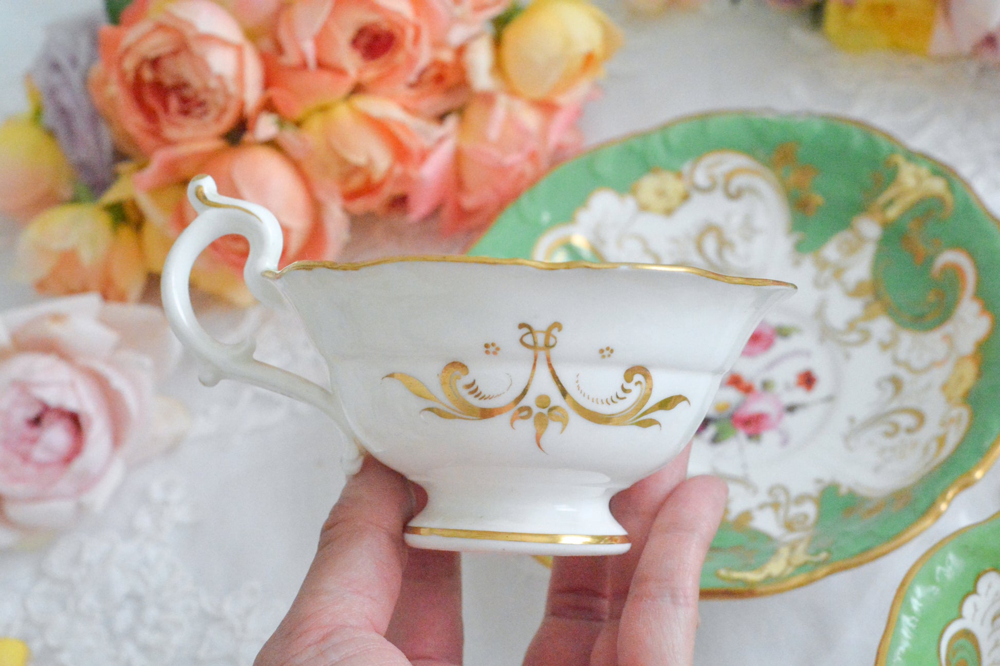 ダベンポートのロココリバイバルの優美なシェイプがとっても華やかで美しいトゥルートリオです。ダベンポート窯は1794年に創業し優れた磁器をたくさん製造していましたが、残念ながら1887年に廃業してしまいます。ハンドペイントの技術もとても優れていて美しい作品を残しています。トゥルートリオは、ティーカップ、コーヒーカップ、ソーサーのセットで、紅茶もコーヒーもどちらも楽しめるセットです。1800年代中頃まではトリオといえばこちらのtフルートリオが主流でした。ダベンポートらしい、美しい花々と優美なシェイプの心躍るカップです。