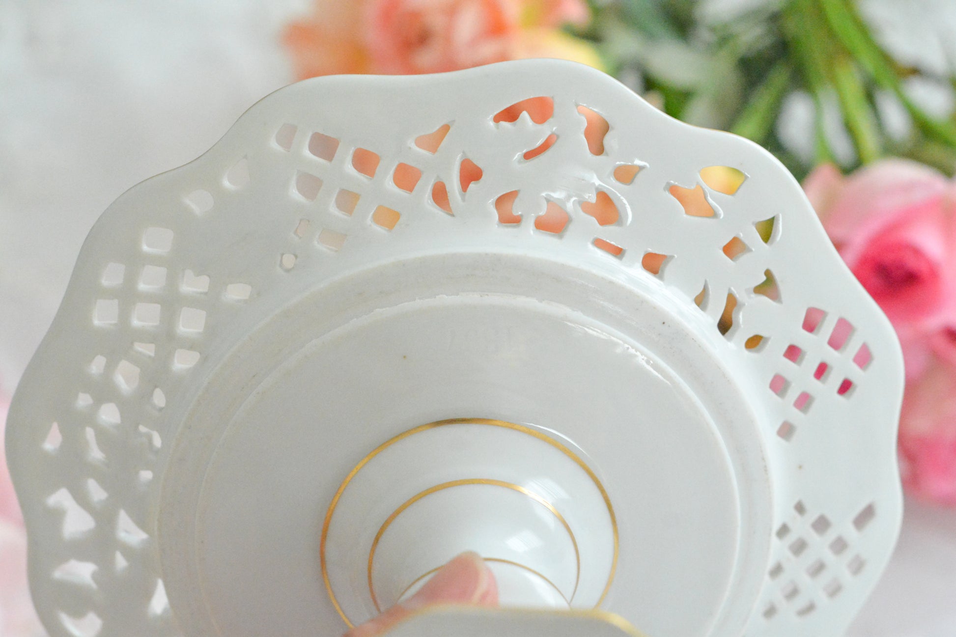 カール・ティーメ工房の花文字でマリーアントワネットの頭文字MとAが描かれた美しいコンポートです。透かし模様のお花や金彩もハンドペイントで丁寧に描かれています。豪華な雰囲気がマリーアントワネットの世界観にぴったりなお品です。ちょっと小ぶりなコンポートで、小さな焼き菓子やチョコレートなどを盛り付けても素敵ですね。マリーアントワネットのプレートも貴重ですが、コンポートはさらに見つけるのが困難なお品です。