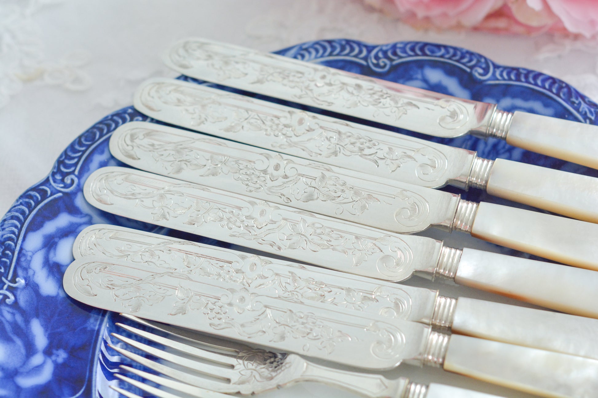 英国の人気メーカー、マッピン&ウェブの白蝶貝カトラリー。ティータイムにぴったりな丸刃のデザート(フルーツ)カトラリーです。豪華な彫刻が施されたカトラリーで、ハンドルも白蝶貝がたっぷり使われています。ハンドルは丸みがあるものが多いですが、こちらは角があるタイプでおしゃれです。白蝶貝の輝きもお楽しみいただけます。