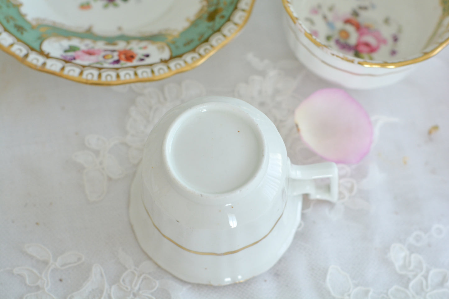 オールドイングリッシュハンドルが凛々しいトゥルートリオ。アップルグリーンの爽やかな色合いにハンドペイントで描かれた美しい花々が映えます。トゥルートリオは、ティーカップ、コーヒーカップ、ソーサーのセットでヴィクトリア時代の初期頃まではトリオといえばこちらが主流でした。今ではとても貴重になっています。紅茶もコーヒーも楽しめるのがいいですね。トゥルートリオとデザートプレートのセットです。