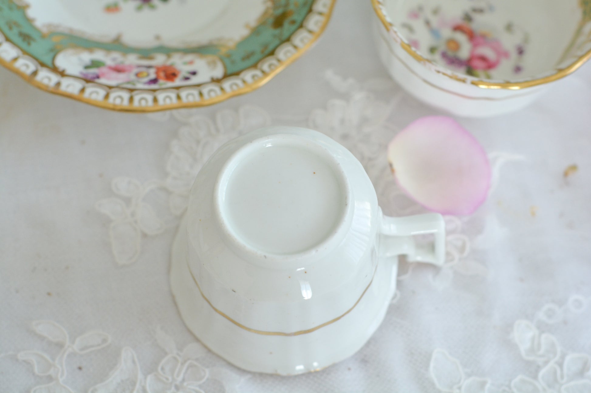 オールドイングリッシュハンドルが凛々しいトゥルートリオ。アップルグリーンの爽やかな色合いにハンドペイントで描かれた美しい花々が映えます。トゥルートリオは、ティーカップ、コーヒーカップ、ソーサーのセットでヴィクトリア時代の初期頃まではトリオといえばこちらが主流でした。今ではとても貴重になっています。紅茶もコーヒーも楽しめるのがいいですね。トゥルートリオとデザートプレートのセットです。