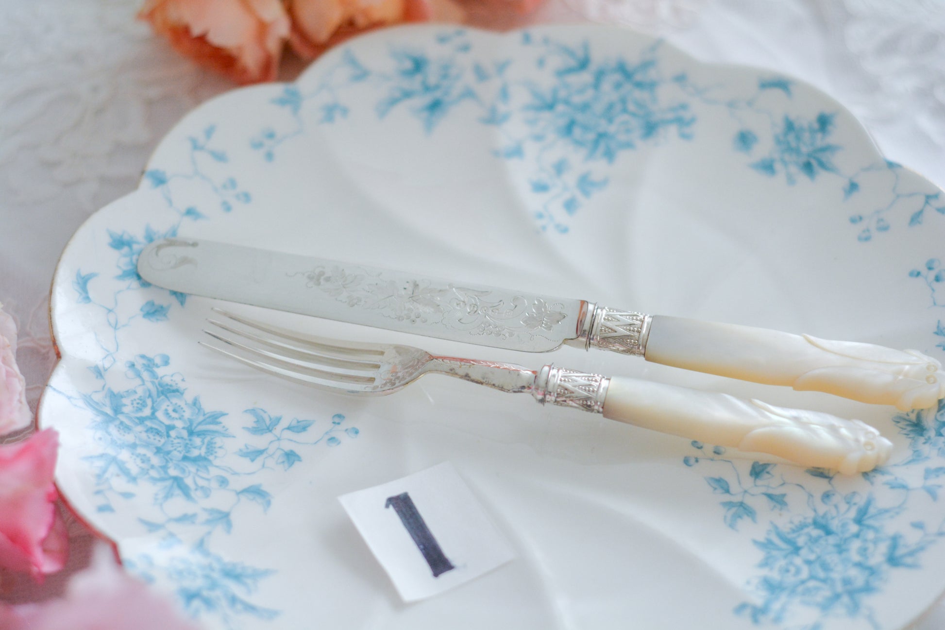 白蝶貝ハンドルと人気の丸刃のカトラリー。こちらは白蝶貝にも手彫りで模様が彫られています。シルバープレートのブレードに少しスレが見られます(状態を考慮した価格になっております)が、白蝶貝の優しい輝きと繊細な模様がとても美しいお品です。こちらは1組(フォークとナイフ2本セット)からご購入いただけます。①〜③からお選びください。