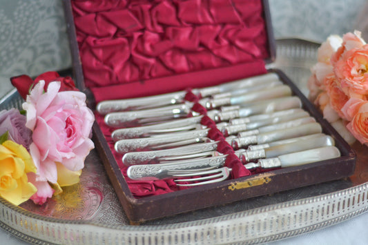 コンパクトな箱に入ったデザートカトラリー6組(フォーク&ナイフ12本セット)です。可愛らしいお花の彫刻がとても可愛らしいです。持ちやすいサイズ感でデザートにぴったりです。ナイフは丸刃なのでスコーンやスプレッドナイフとしてもどうぞ。白蝶貝ハンドルのカトラリーでティータイムをお楽しみくださいませ。