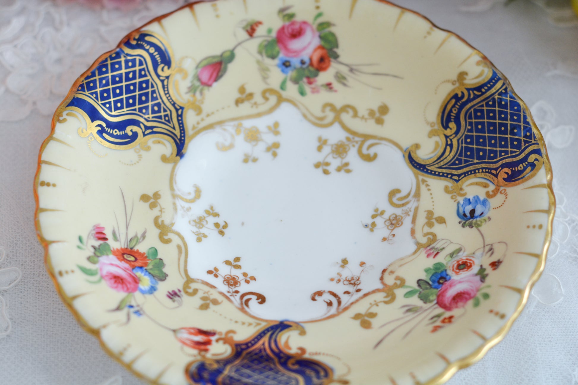 コープランドギャレットの1833年〜1847年頃に作られた貴重なカップ&ソーサーです。コープランド&ギャレット社は14年ほどしか稼働していなかったのですが、この時に作られたカップは優美で、長い時を経た現代においても人々を魅了しています。こちらのカップも優美なシェイプ、ハンドペイントで描かれた花々は上品で美しく見惚れてしまうほど。長い年月を経てやってきてくれた美しいカップをぜひご覧ください。