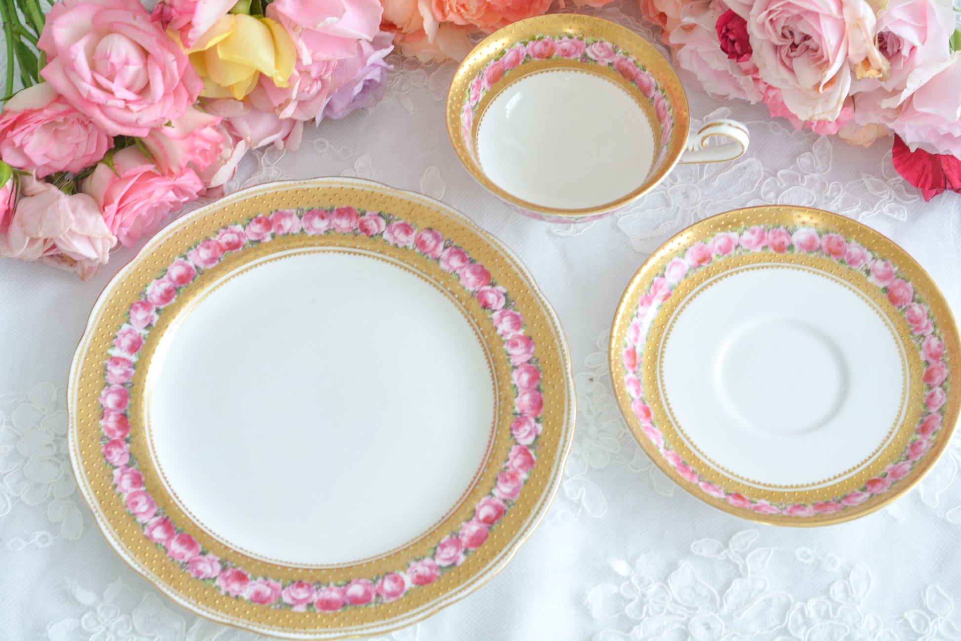 ジョージ・ジョーンズ・クレッセントのとても可憐なティートリオです。立体的なドットが豪華な金彩に可憐なバラが描かれたとても美しいお品です。ジョージ・ジョーンズ・クレッセントは華やかで可愛らしい雰囲気の作品をたくさん作ったメーカーです。クレッセントの可憐な世界観のファンの方も多いです。私もその一人。乙女心をくすぐられて、つい集めたくなってしまうそんな魅力があります。