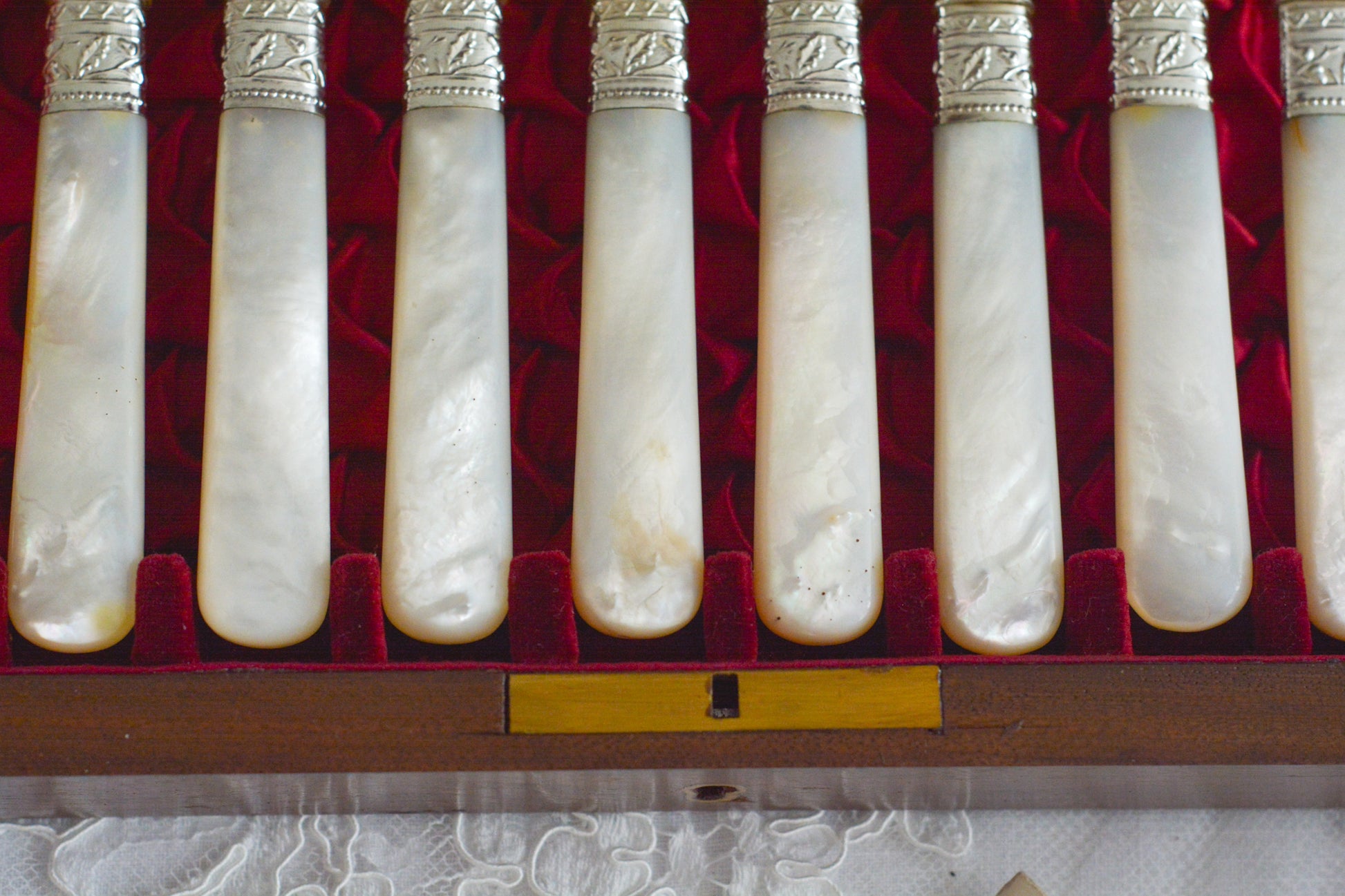 オークの木箱に入った白蝶貝ハンドルのカトラリーセット。元はフォーク&ナイフ12組のセットだったと思いますが今は8組のセットになっていて、同じシリーズではありませんが、サービングスプーンとサービングナイフがセットに加えられています。繊細な彫刻と白蝶貝の優しい輝きがとても美しいセットです。白蝶貝もたっぷりと使われていて贅沢なお品です。