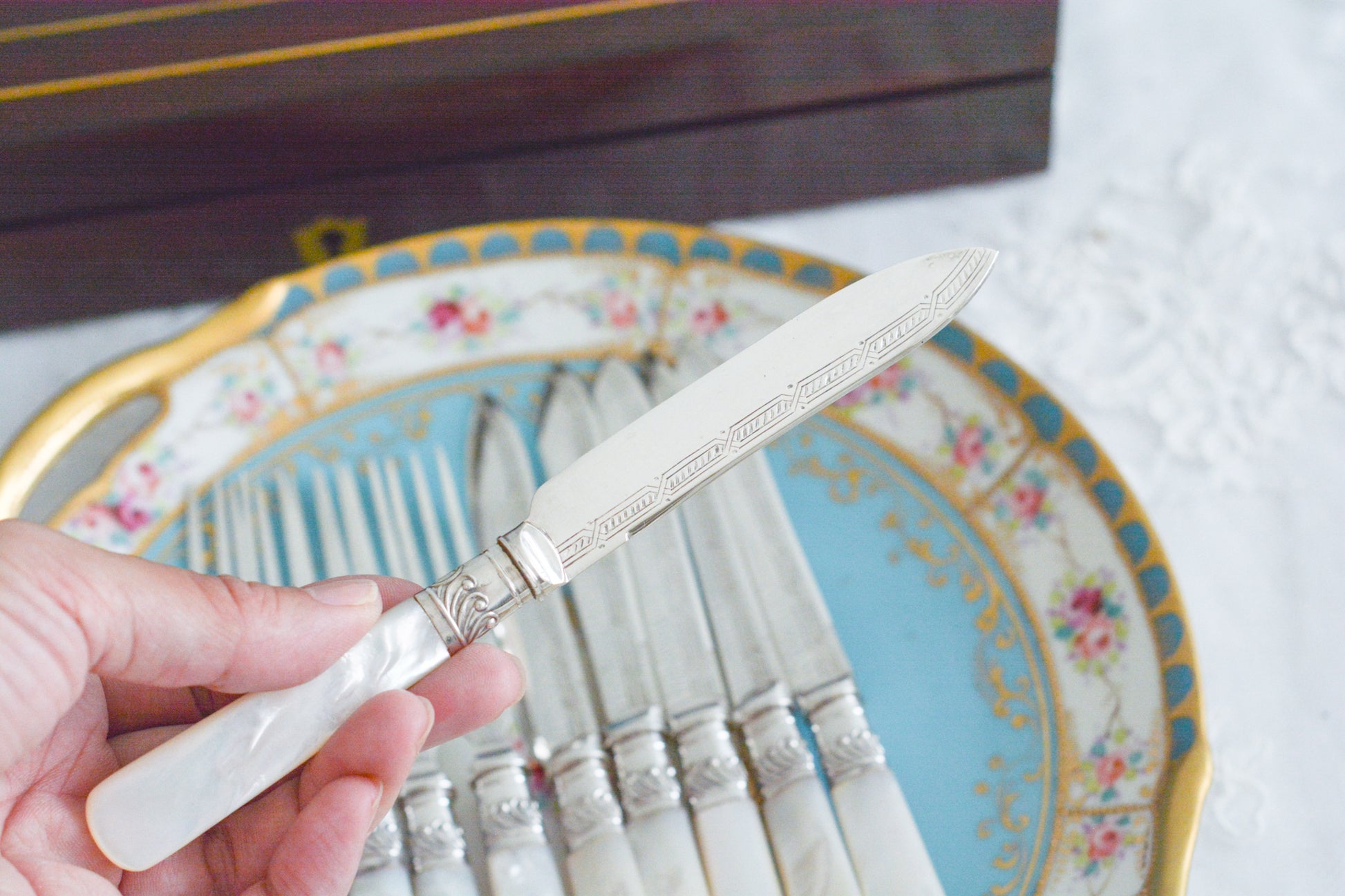 美しい木箱に入った白蝶貝ハンドルのデザートカトラリーセット。ディーラーさんから届いて開けてみると、当時の手紙が中に入っていてびっくりしました。結婚したお嬢様に宛てたお手紙です。大切なお嬢様の幸せを願ってご両親はこのカトラリーを贈られたのでしょう。持ち主は、大切に保管してもしかしたら未使用かもしれません。白蝶貝はマザーオブパールの名前の通り、真珠を生成する母貝です。子宝・子孫繁栄の象徴として、安産や子育てのお守りを願って白蝶貝ハンドルのカトラリーを結婚お祝いに贈ることが多かったのです。