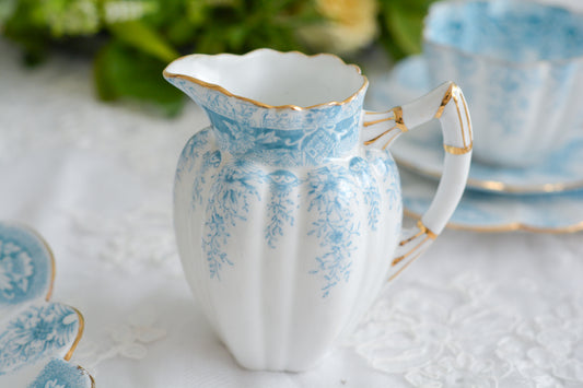 シェリーの前身、ワイルマンのパラダイスパターン貴重なミルクジャグです。このパラダイスパターンは、1890年に発表されたもので、ターコイズブルーの繊細な模様が大変美しいお品です。シェイプはデイジーシェイプと言われるシェイプで、美しい形にカップのハンドルも大変凝った作りになっています。探すのがとても困難なパラダイスパターンでぜひティータイムをお楽しみください。  お揃いのティートリオとプレートも別で掲載しています。
