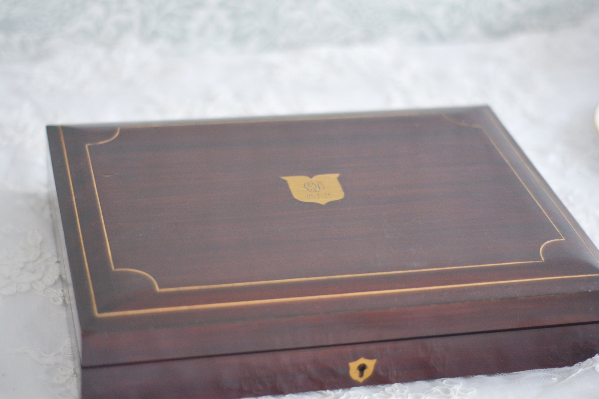 美しい木箱に入った白蝶貝ハンドルのデザートカトラリーセット。ディーラーさんから届いて開けてみると、当時の手紙が中に入っていてびっくりしました。結婚したお嬢様に宛てたお手紙です。大切なお嬢様の幸せを願ってご両親はこのカトラリーを贈られたのでしょう。持ち主は、大切に保管してもしかしたら未使用かもしれません。白蝶貝はマザーオブパールの名前の通り、真珠を生成する母貝です。子宝・子孫繁栄の象徴として、安産や子育てのお守りを願って白蝶貝ハンドルのカトラリーを結婚お祝いに贈ることが多かったのです。