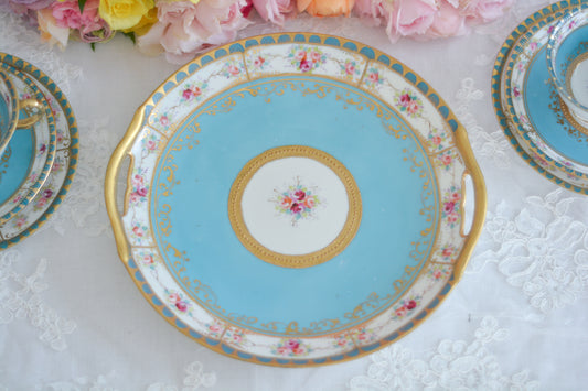 L&COという日本のメーカーのアンティーク里帰り品です。美しいターコイズブルーに金盛りの金彩、ハンドペイントで描かれた可憐なバラが上品なお品。1800年代後半頃からノリタケをはじめ日本からたくさんのメーカーが英国やアメリカに陶磁器を輸出していました。L&COは英国の老舗デパートリバティで販売されていたと言われています。キラキラしたティーセットやプレート達がデパートに並べられている風景は、当時の人々の目と心を楽しませていたことでしょう。