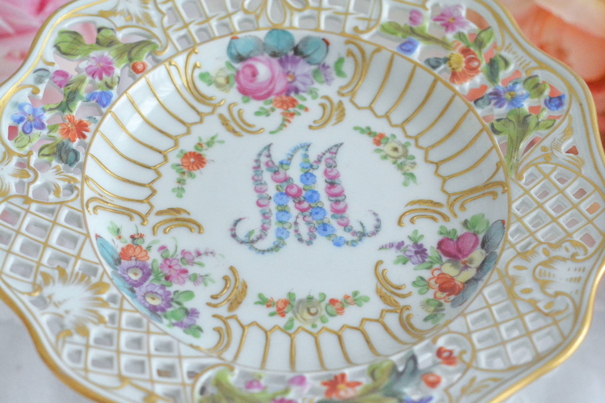 カール・ティーメ工房の花文字でマリーアントワネットの頭文字MとAが描かれた美しいコンポートです。透かし模様のお花や金彩もハンドペイントで丁寧に描かれています。豪華な雰囲気がマリーアントワネットの世界観にぴったりなお品です。ちょっと小ぶりなコンポートで、小さな焼き菓子やチョコレートなどを盛り付けても素敵ですね。マリーアントワネットのプレートも貴重ですが、コンポートはさらに見つけるのが困難なお品です。