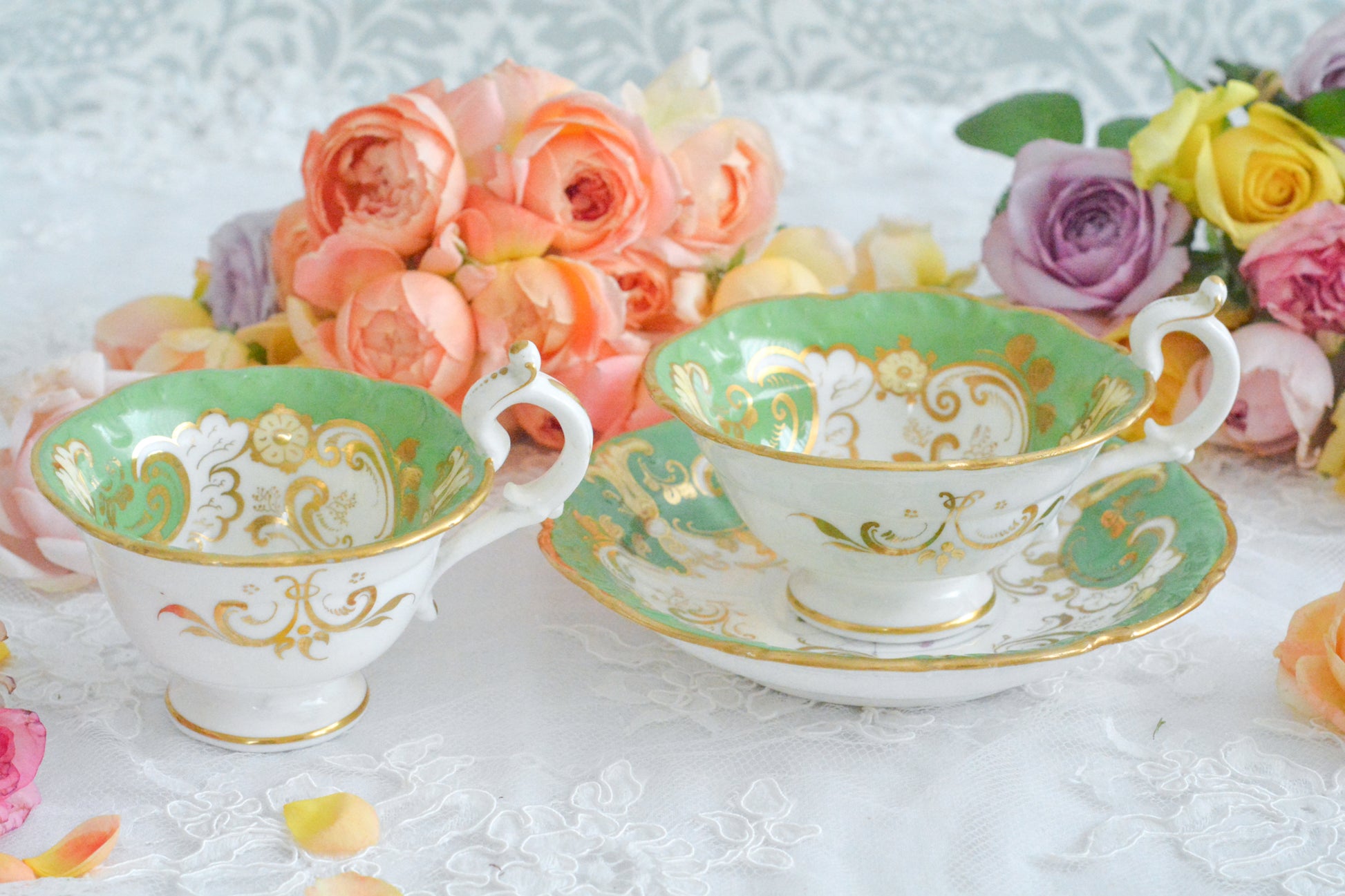 ダベンポートのロココリバイバルの優美なシェイプがとっても華やかで美しいトゥルートリオです。ダベンポート窯は1794年に創業し優れた磁器をたくさん製造していましたが、残念ながら1887年に廃業してしまいます。ハンドペイントの技術もとても優れていて美しい作品を残しています。トゥルートリオは、ティーカップ、コーヒーカップ、ソーサーのセットで、紅茶もコーヒーもどちらも楽しめるセットです。1800年代中頃まではトリオといえばこちらのtフルートリオが主流でした。ダベンポートらしい、美しい花々と優美なシェイプの心躍るカップです。