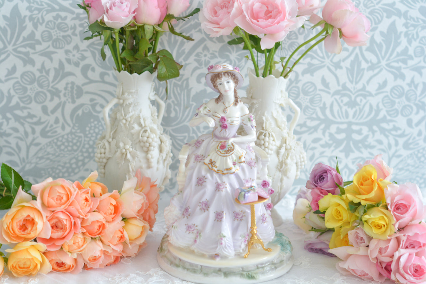 ロイヤルウースターの「THE GRACEFUL ARTS」シリーズの「EMBROIDERY」というフィギュリン。名前の通り、刺繍をしている貴婦人のフィギュリンで2500体しか製造されていない貴重なフィギュリンです。とても凝った作りで、椅子に座っている刺繍をしている貴婦人のドレスはもちろん、刺繍台、椅子もとても美しい作りになっています。そして、なんと、刺繍糸まで再現されている徹底ぶり!探すのがとても困難なフィギュリンなのも納得です。可愛らしい証明書付きです。