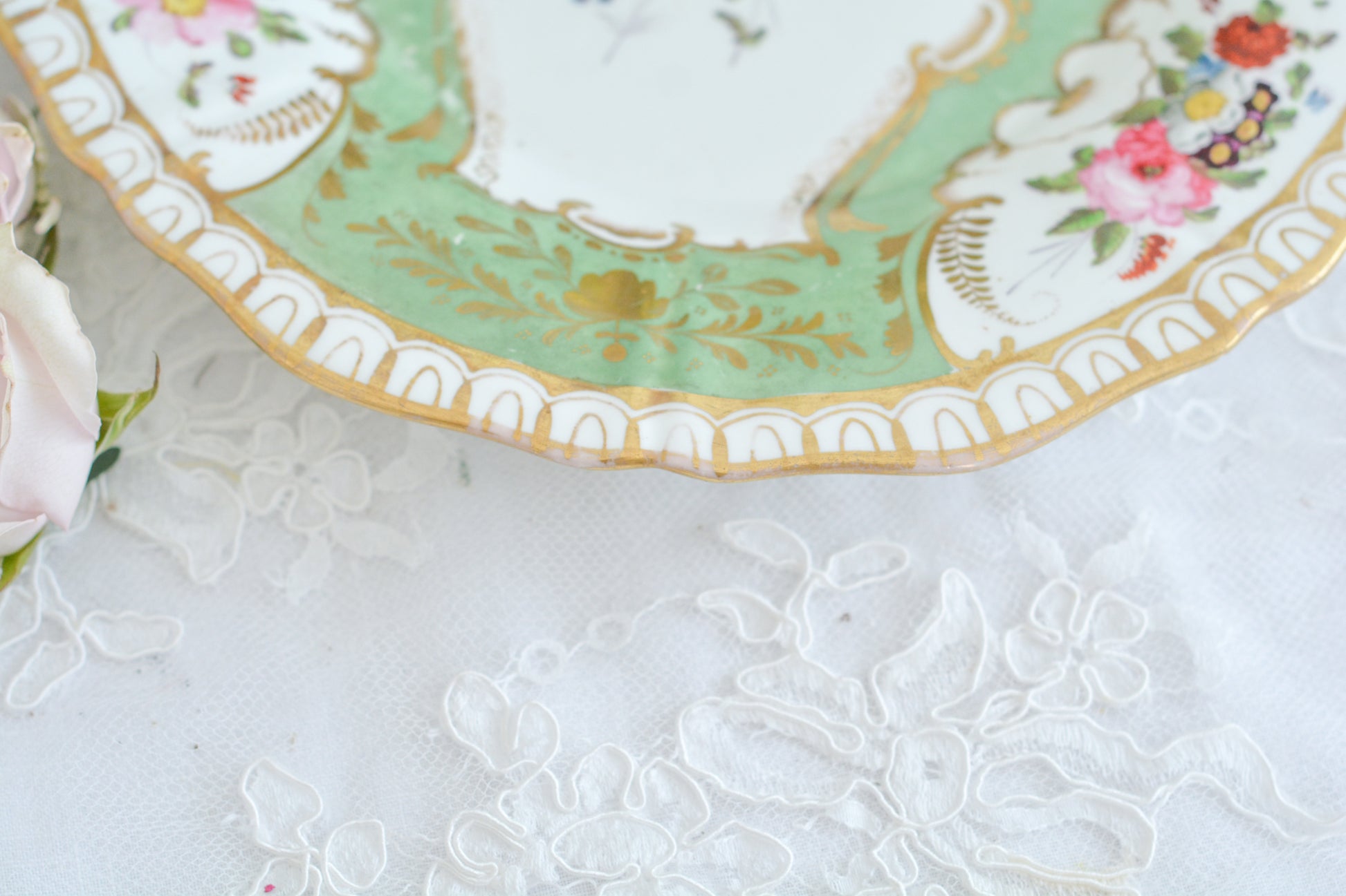 オールドイングリッシュハンドルが凛々しいトゥルートリオ。アップルグリーンの爽やかな色合いにハンドペイントで描かれた美しい花々が映えます。トゥルートリオは、ティーカップ、コーヒーカップ、ソーサーのセットでヴィクトリア時代の初期頃まではトリオといえばこちらが主流でした。今ではとても貴重になっています。紅茶もコーヒーも楽しめるのがいいですね。トゥルートリオとデザートプレートのセットです。