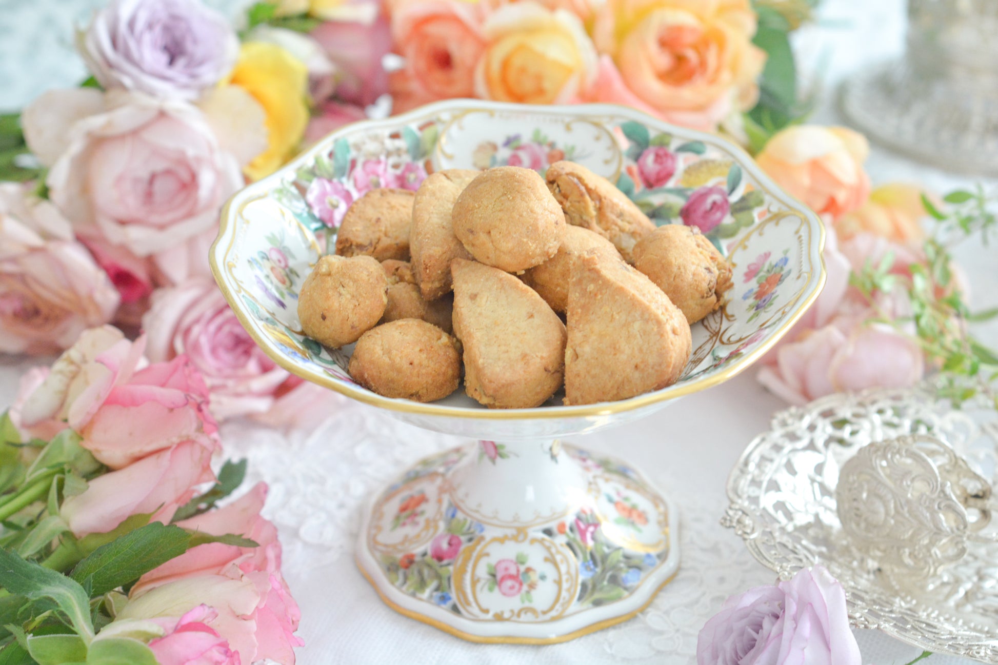 ドイツドレスデン、カール・ティーメ工房のハンドペイントで描かれた美しいコンポートです。ドレスデンの磁器は通常、素磁は仕入れて絵付のみを行っていますが、カール・ティーメ工房だけは素磁も自社で製造しています。ハンドペイントの技術も素晴らしく、とにかく美しい。こちらも花々が大変美しく描かれています。小ぶりなサイズですが、とても存在感のあるお品。テーブルが一気に華やぎます。