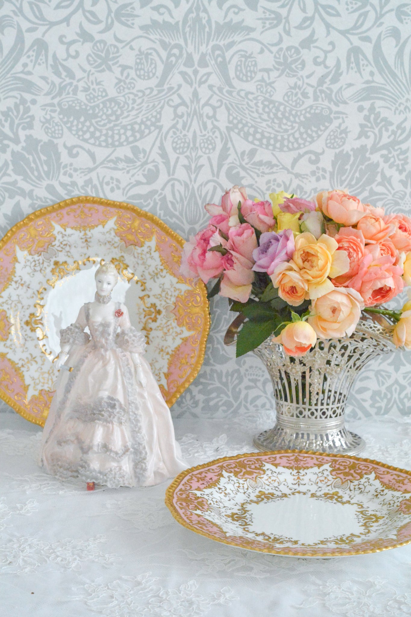 コールポートのポンパドール夫人の美しいフィギュリン。コールポートの中でも一番貴重で人気のフィギュリンではないでしょうか。美しいお顔にグレーとピンクの華やかなドレス。人気があるのも分かります。ポンパドール夫人はその美顔からフランスルイ15世の公式の愛妾となったのは有名な話。美顔だけでなく、頭もとてもよく政治にも積極的に関与しています。色々な側面を持ち合わせますが、芸術を愛し、その発展に大きな影響を与えました。ポンパドール夫人の時代はフランスを中心に優美なロココ様式が流行します。イギリスで1810年〜1830年代頃に流行したロココリバイバルはフランスのロココ様式の影響を受けてイギリスでロココ様式が再流行したものです。そんなポンパドール夫人のフィギュリンは、キャビネットに飾ってもティータイムにテーブルに置いてもどんなシーンでも、パッとスポットライトが当たったかのような存在感です。