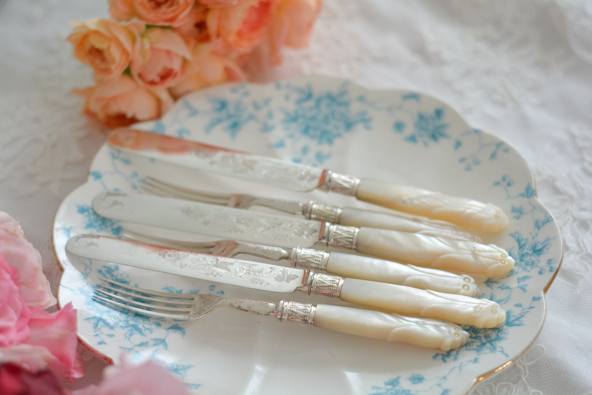 白蝶貝ハンドルと人気の丸刃のカトラリー。こちらは白蝶貝にも手彫りで模様が彫られています。シルバープレートのブレードに少しスレが見られます(状態を考慮した価格になっております)が、白蝶貝の優しい輝きと繊細な模様がとても美しいお品です。こちらは1組(フォークとナイフ2本セット)からご購入いただけます。①〜③からお選びください。