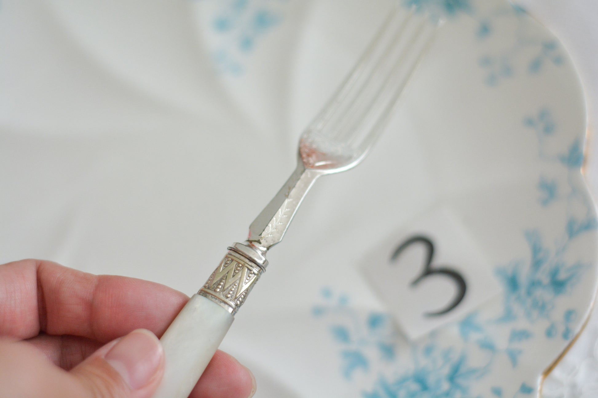 白蝶貝ハンドルと人気の丸刃のカトラリー。こちらは白蝶貝にも手彫りで模様が彫られています。シルバープレートのブレードに少しスレが見られます(状態を考慮した価格になっております)が、白蝶貝の優しい輝きと繊細な模様がとても美しいお品です。こちらは1組(フォークとナイフ2本セット)からご購入いただけます。①〜③からお選びください。