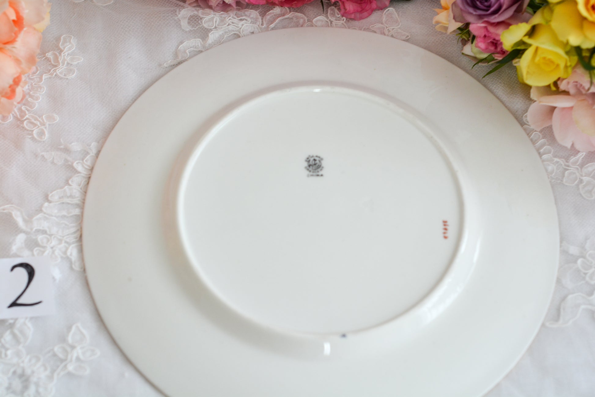 ジョージ・ジョーンズ・クレッセントの大変豪華なプレートがやってきました。コバルトブルーに金彩の繊細で美しい模様が印象的です。テーブルの華になりますね。豪華だけれど、クレッセントらしい優しげな雰囲気も持ち合わせています。ディナープレートとしてはもちろん、サービングプレートとしてもお使いいただけます。テーブルコーディネートの主役に、アクセントにぜひお楽しみくださいませ。こちらは全部で2枚在庫がございます。