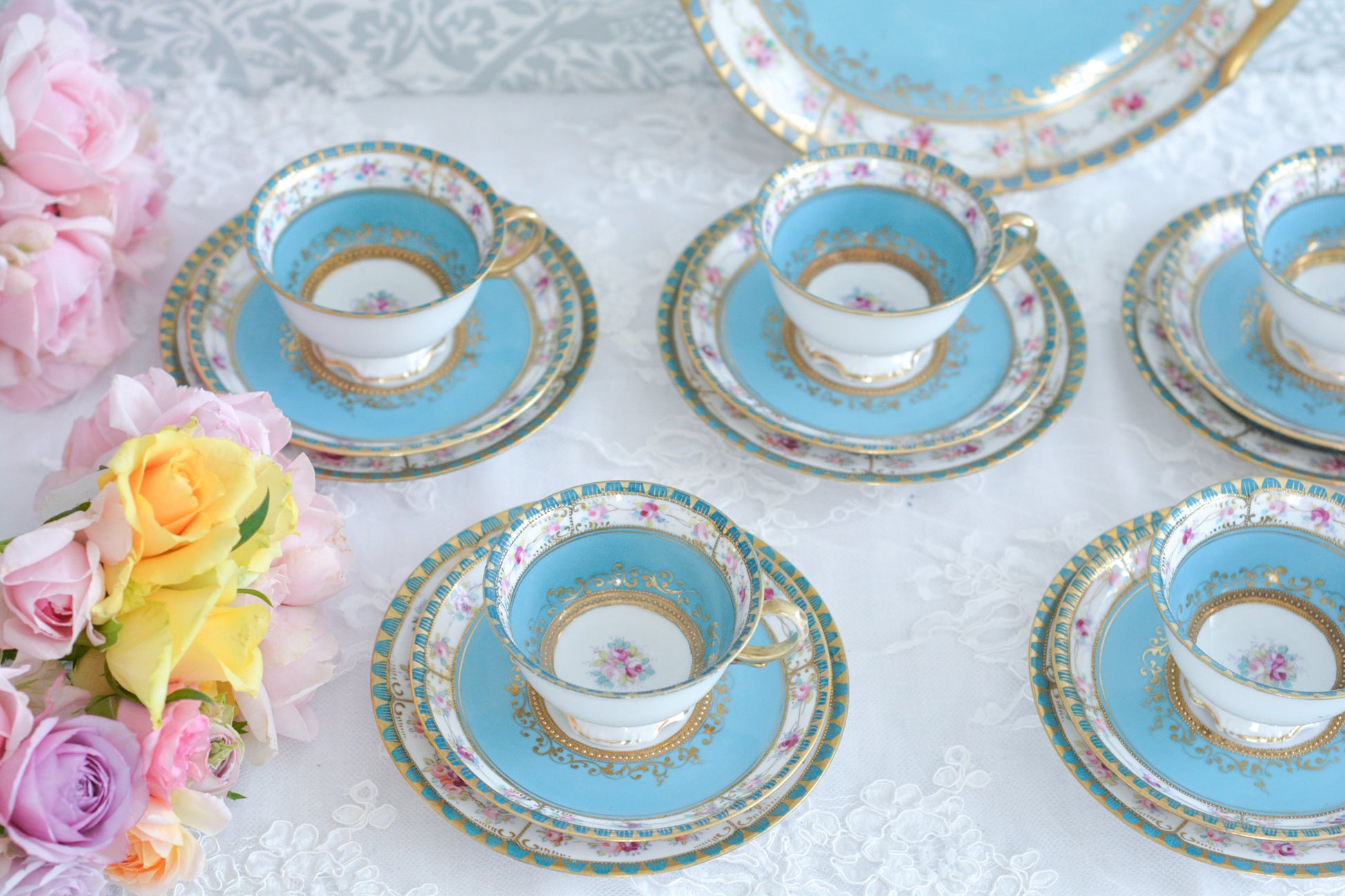 L&COという日本のメーカーのアンティーク里帰り品です。美しいターコイズブルーに金盛りの金彩、ハンドペイントで描かれた可憐なバラが上品なお品。1800年代後半頃からノリタケをはじめ日本からたくさんのメーカーが英国やアメリカに陶磁器を輸出していました。L&COは英国の老舗デパートリバティで販売されていたと言われています。キラキラしたティーセットがデパートに並べられている風景は、当時の人々の目と心を楽しませていたことでしょう。オールドニッポンの美しいティーカップでティータイムをお楽しみください。