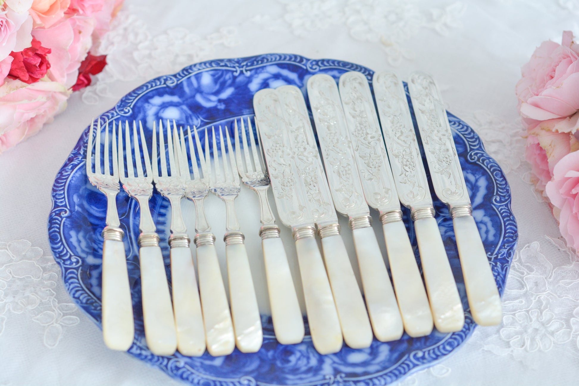 英国の人気メーカー、マッピン&ウェブの白蝶貝カトラリー。ティータイムにぴったりな丸刃のデザート(フルーツ)カトラリーです。豪華な彫刻が施されたカトラリーで、ハンドルも白蝶貝がたっぷり使われています。ハンドルは丸みがあるものが多いですが、こちらは角があるタイプでおしゃれです。白蝶貝の輝きもお楽しみいただけます。