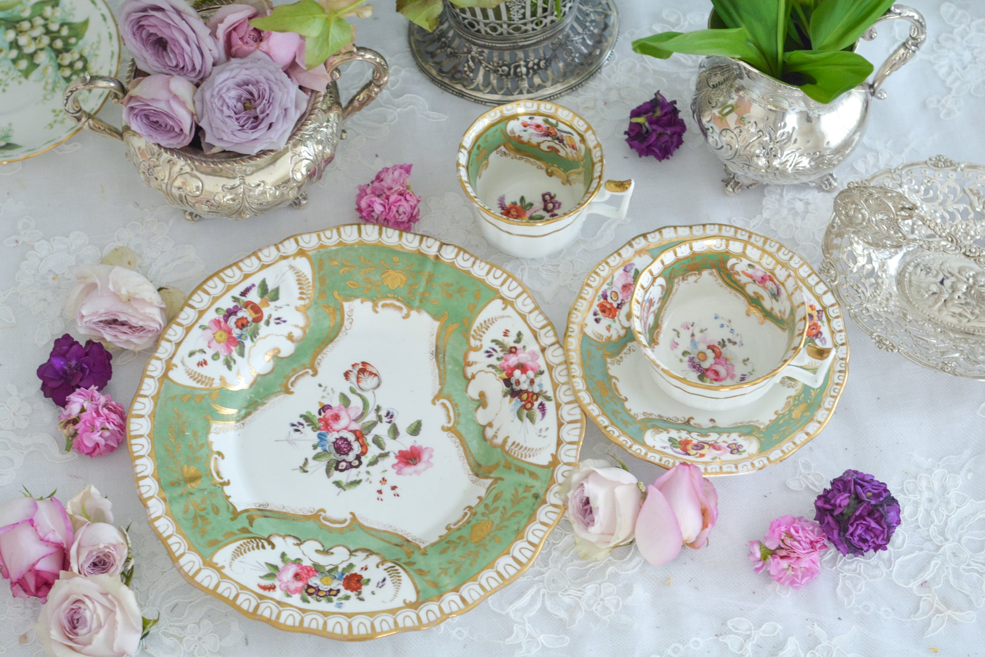 オールドイングリッシュハンドルが凛々しいトゥルートリオ。アップルグリーンの爽やかな色合いにハンドペイントで描かれた美しい花々が映えます。トゥルートリオは、ティーカップ、コーヒーカップ、ソーサーのセットでヴィクトリア時代の初期頃まではトリオといえばこちらが主流でした。今ではとても貴重になっています。紅茶もコーヒーも楽しめるのがいいですね。トゥルートリオとデザートプレートのセットです。