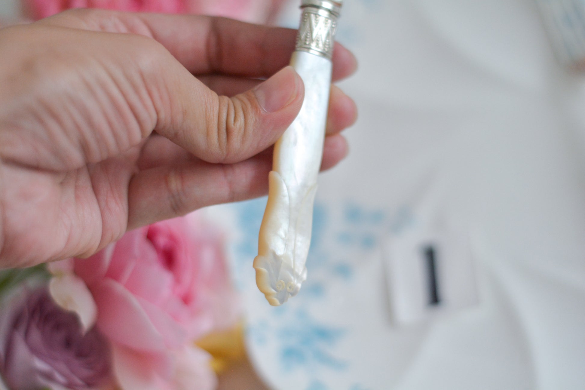 白蝶貝ハンドルと人気の丸刃のカトラリー。こちらは白蝶貝にも手彫りで模様が彫られています。シルバープレートのブレードに少しスレが見られます(状態を考慮した価格になっております)が、白蝶貝の優しい輝きと繊細な模様がとても美しいお品です。こちらは1組(フォークとナイフ2本セット)からご購入いただけます。①〜③からお選びください。